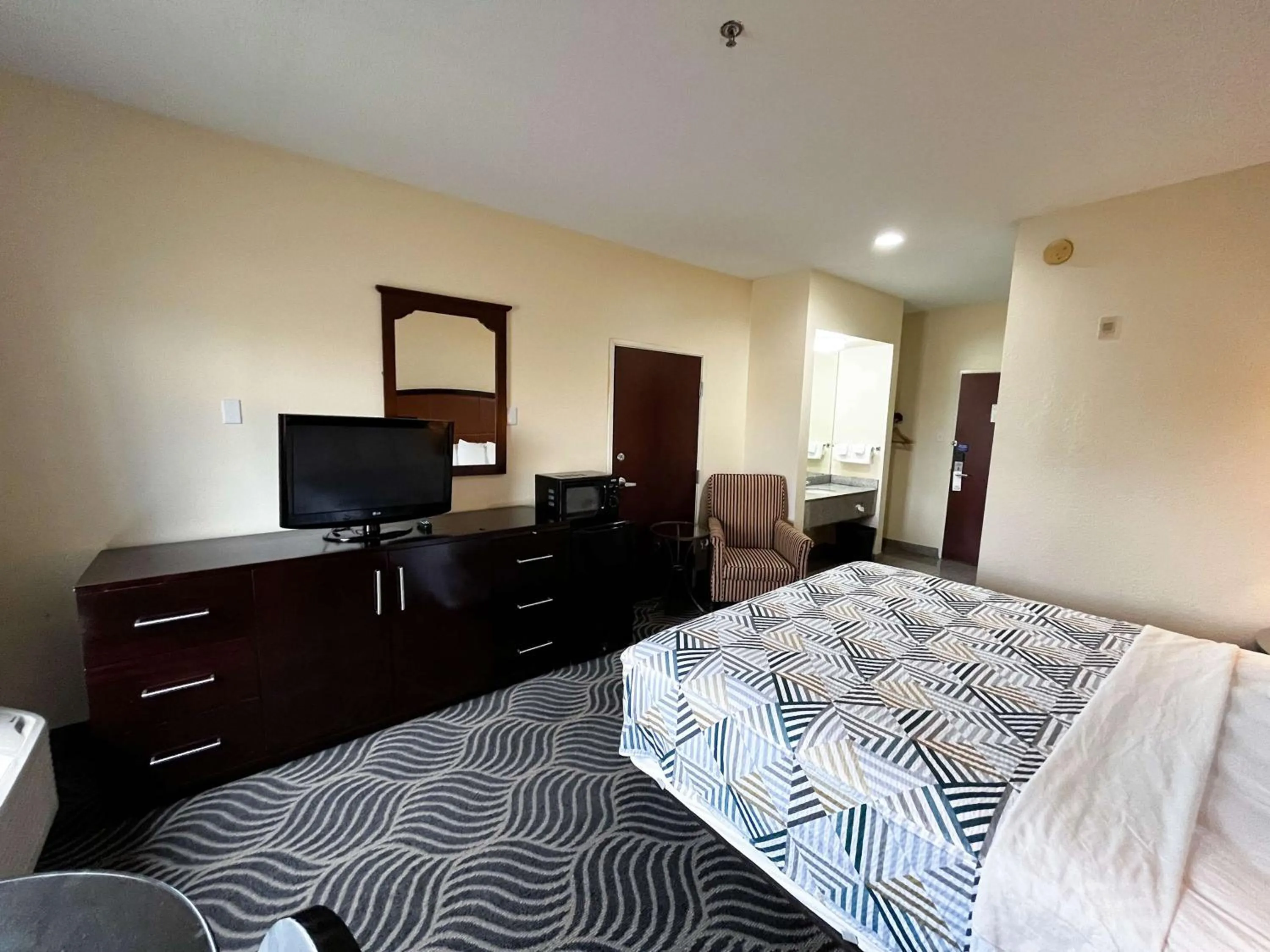 Photo of the whole room, Bed in Executive Inn & Suites Breaux Bridge, LA