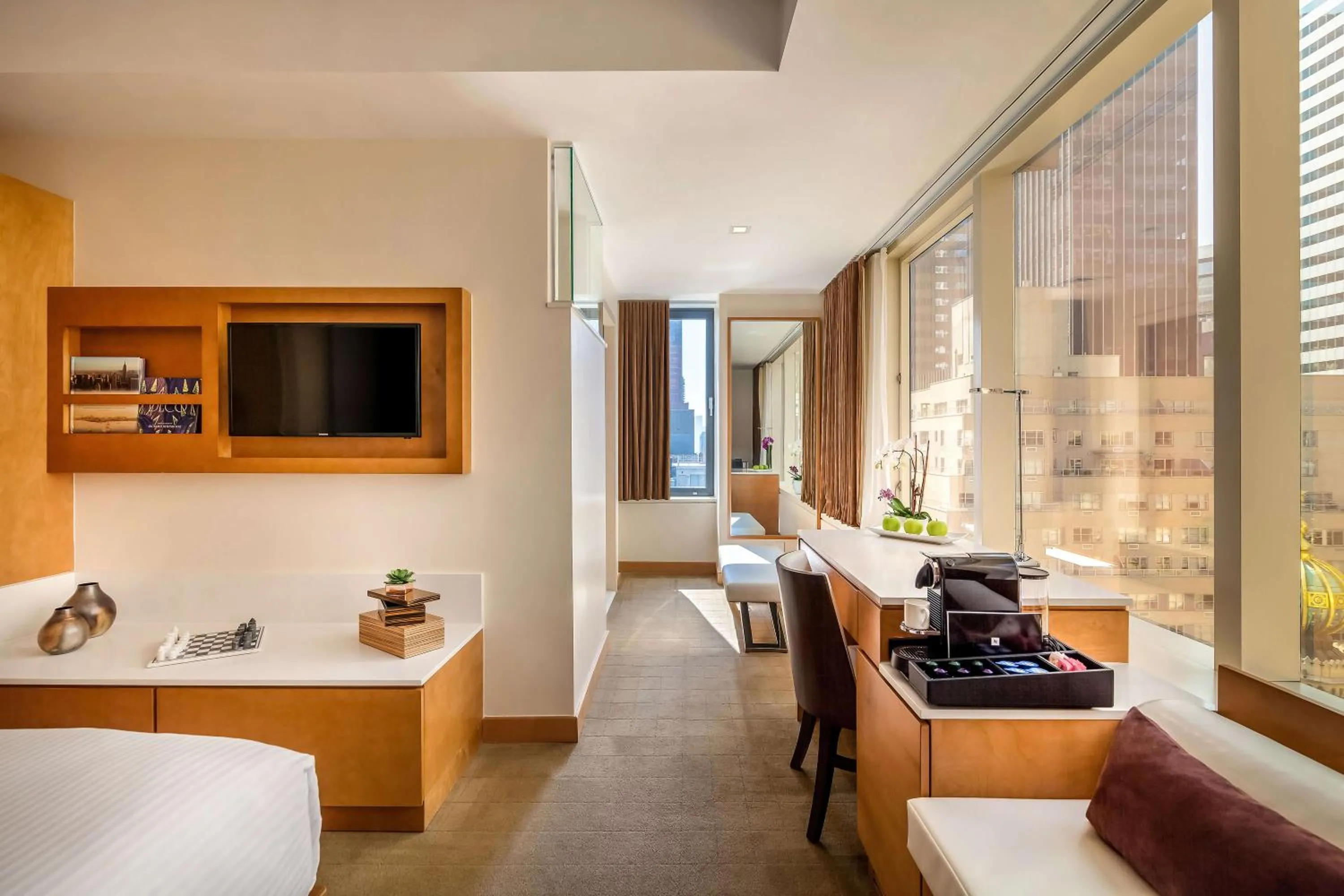 Seating area, Bed in Concorde Hotel New York