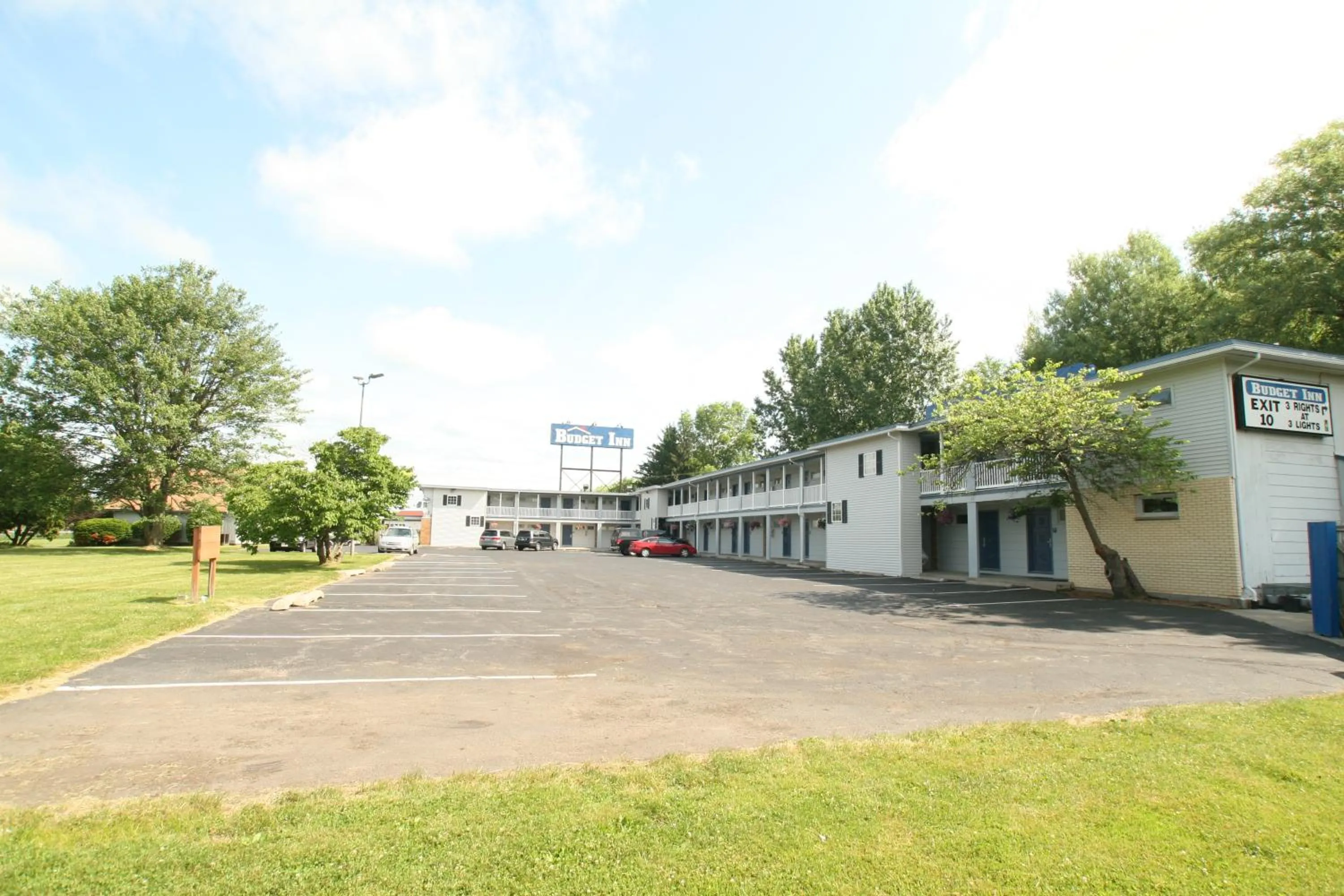 Property building in Budget Inn Cicero