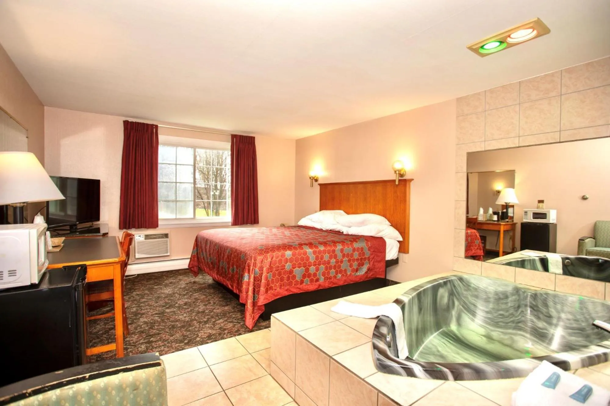 Photo of the whole room, Bed in Budget Inn Cicero