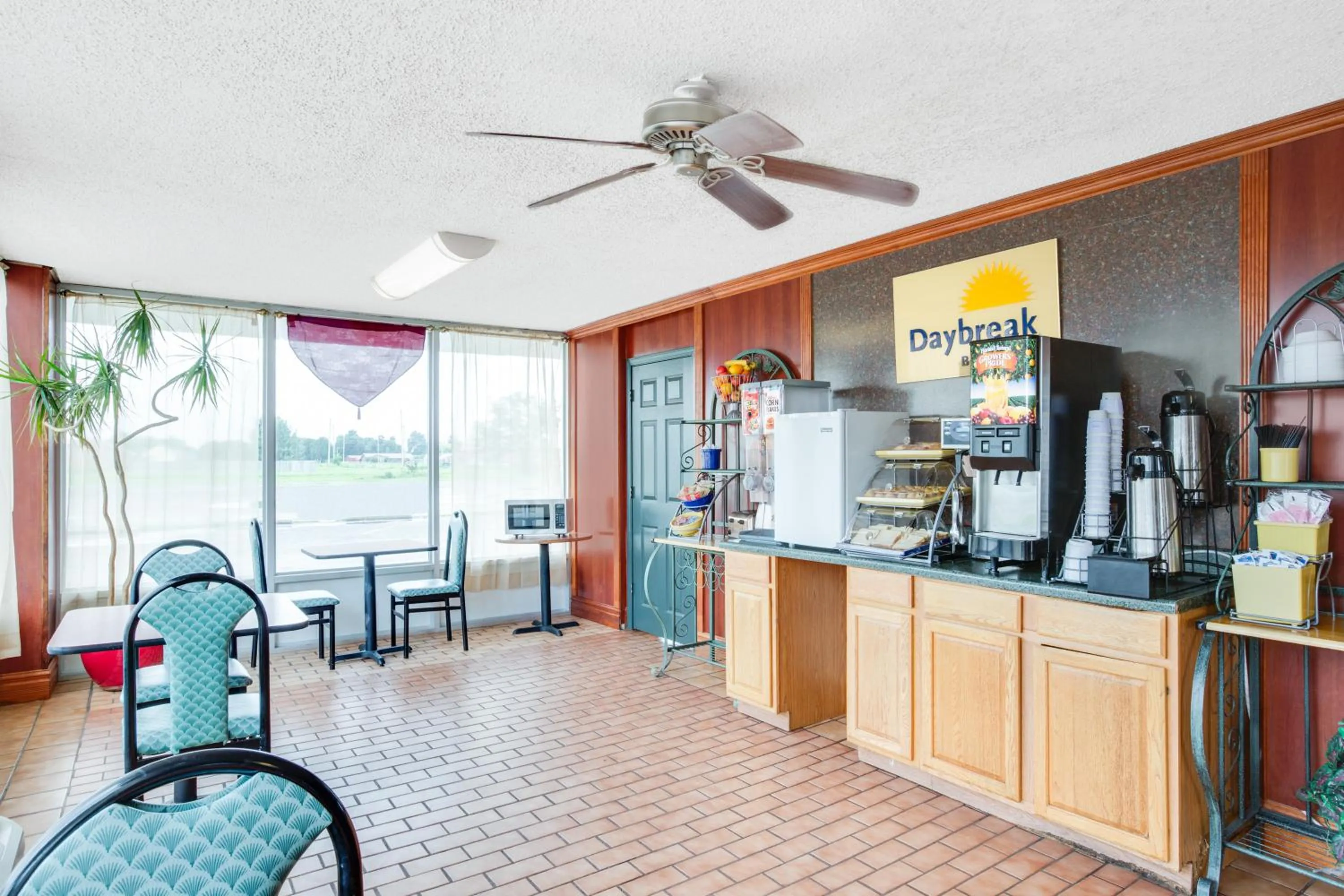 Dining area in Days Inn by Wyndham Newport
