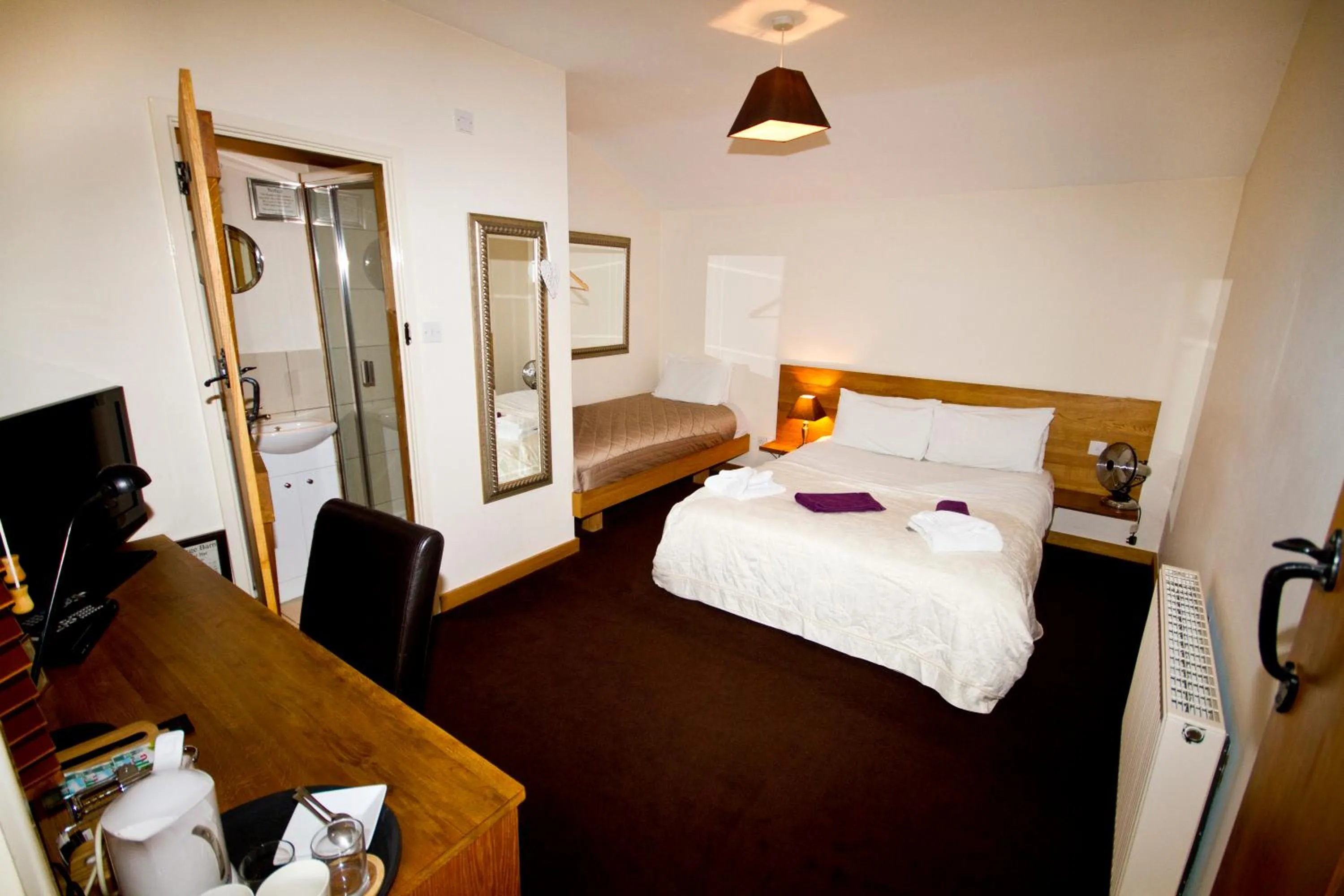 Photo of the whole room, Bed in Tonge Barn