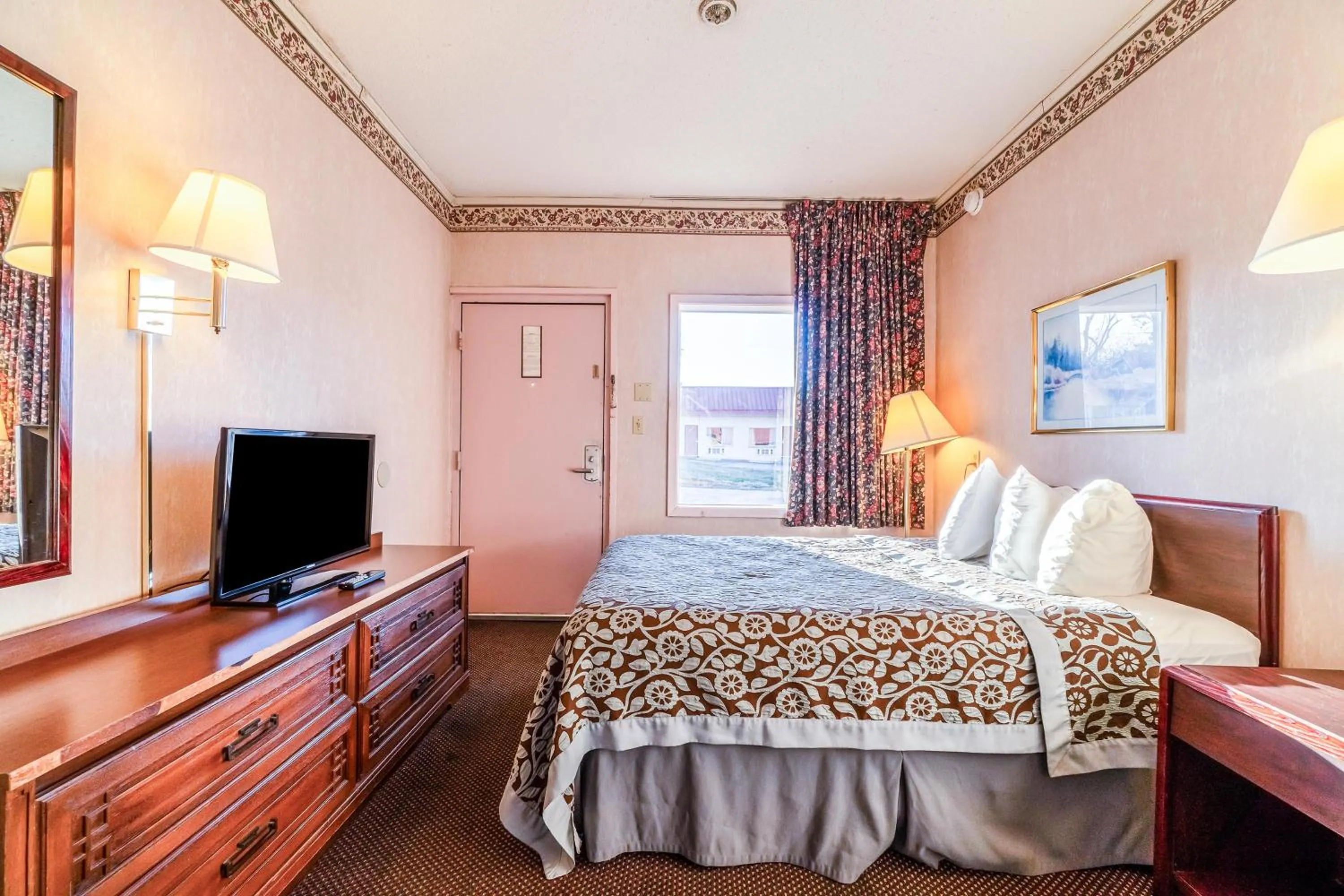 Bedroom, Bed in Ozark Junction mountain view by OYO