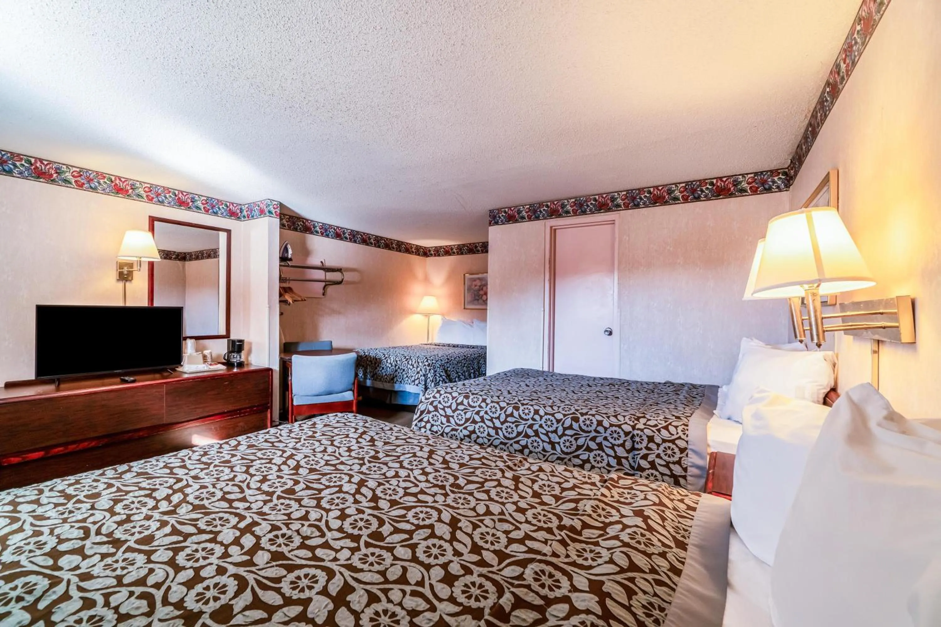 Bedroom, Bed in Ozark Junction mountain view by OYO