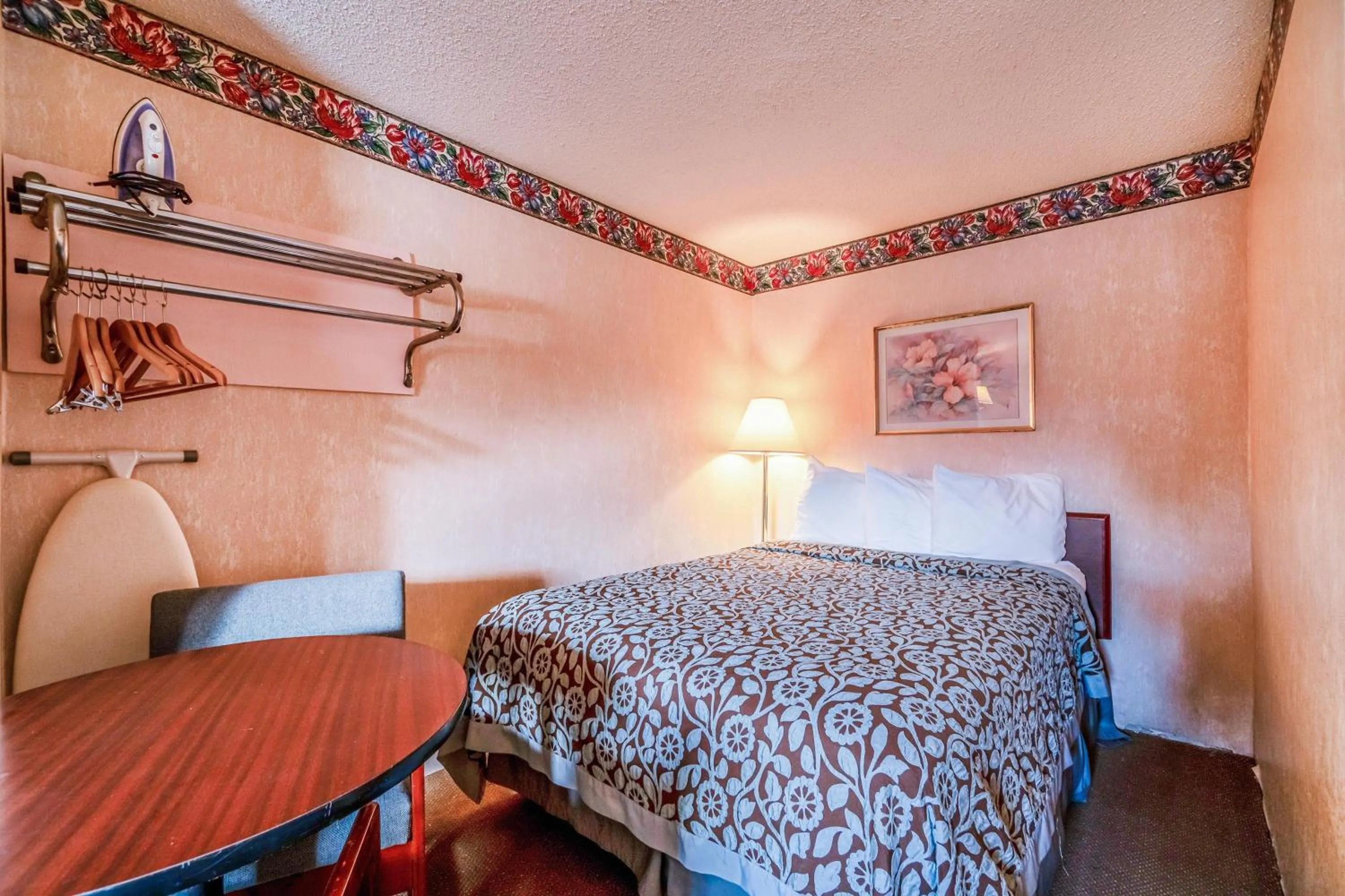 Bedroom, Bed in Ozark Junction mountain view by OYO