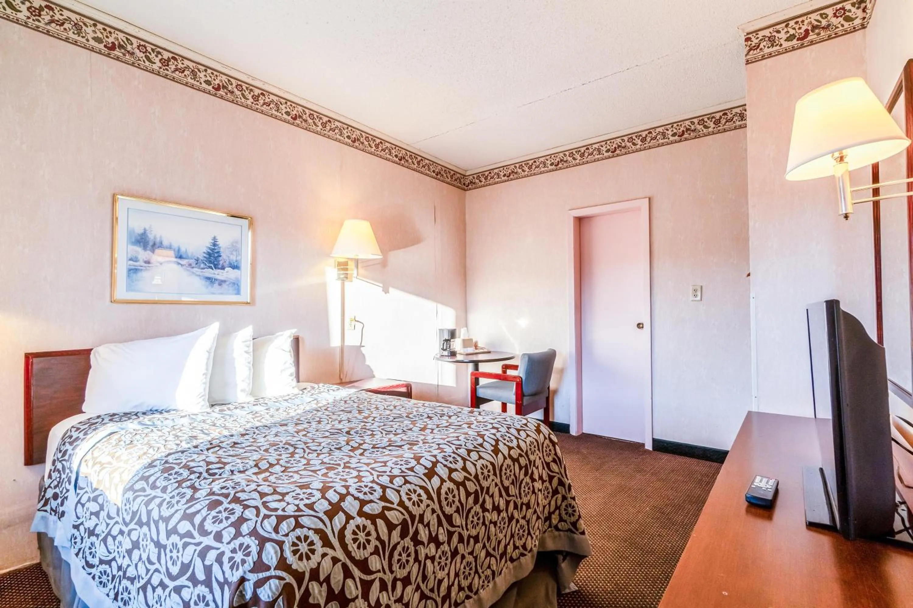 Bedroom, Bed in Ozark Junction mountain view by OYO