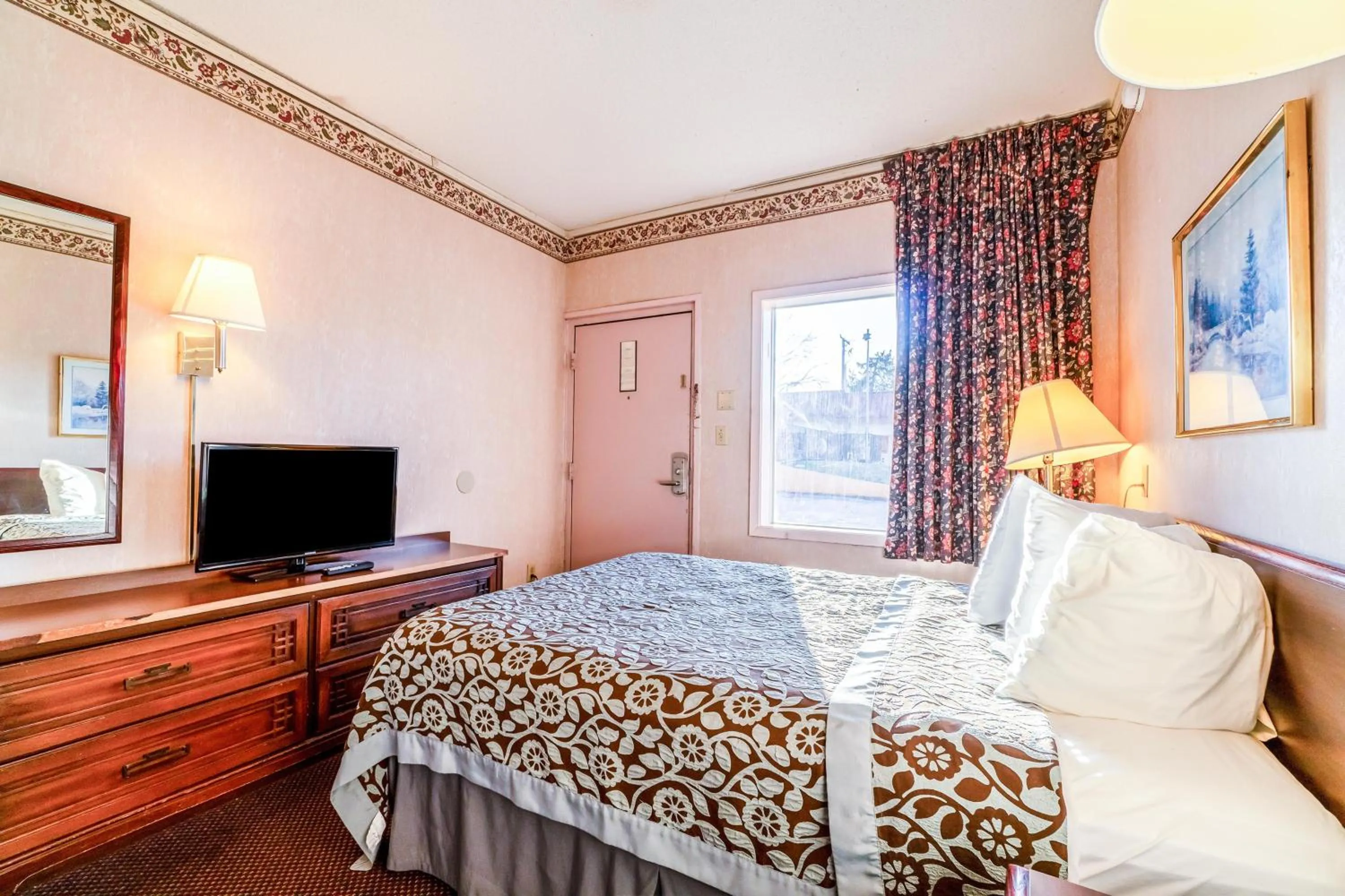 Bedroom, Bed in Ozark Junction mountain view by OYO