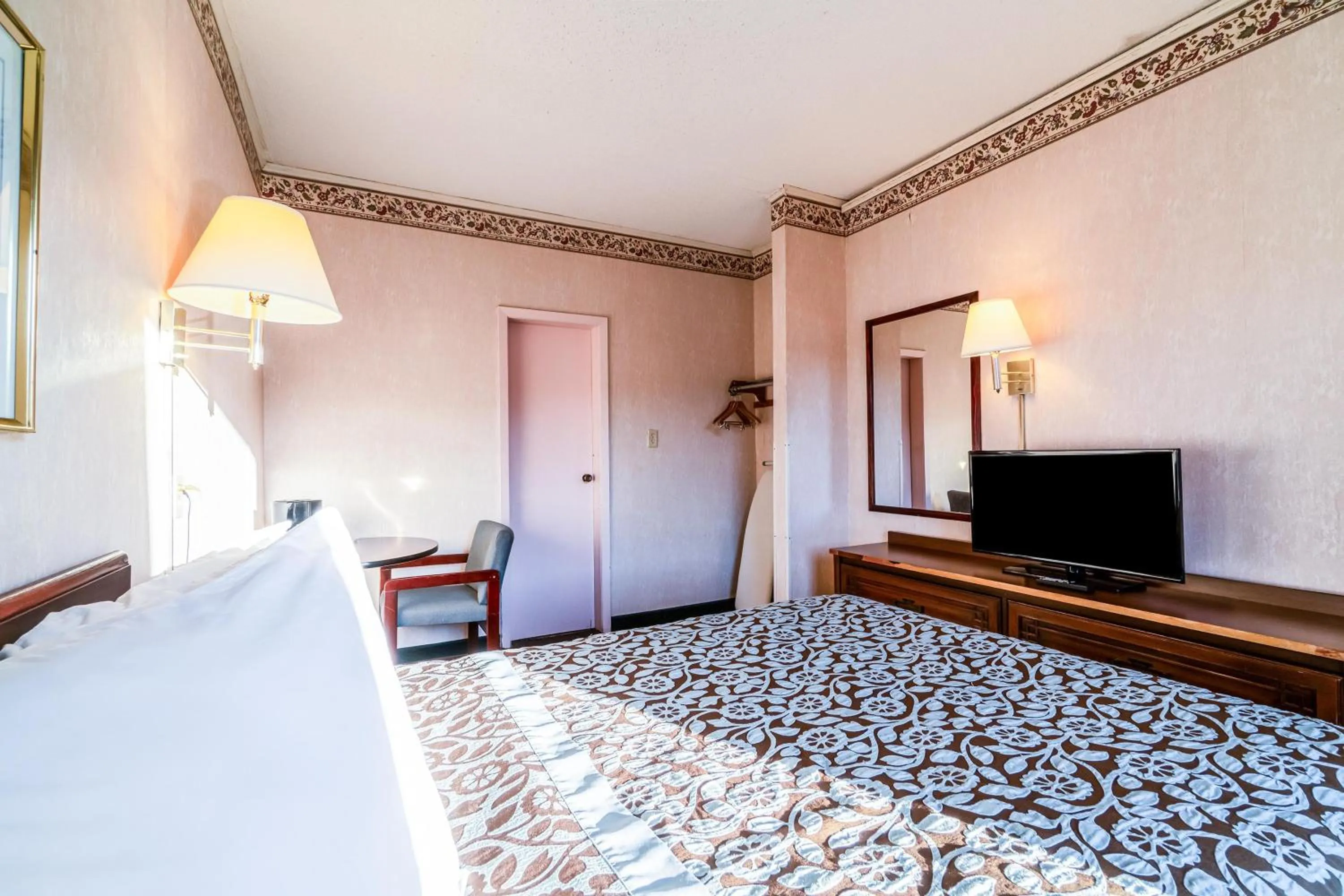 Bedroom, Bed in Ozark Junction mountain view by OYO