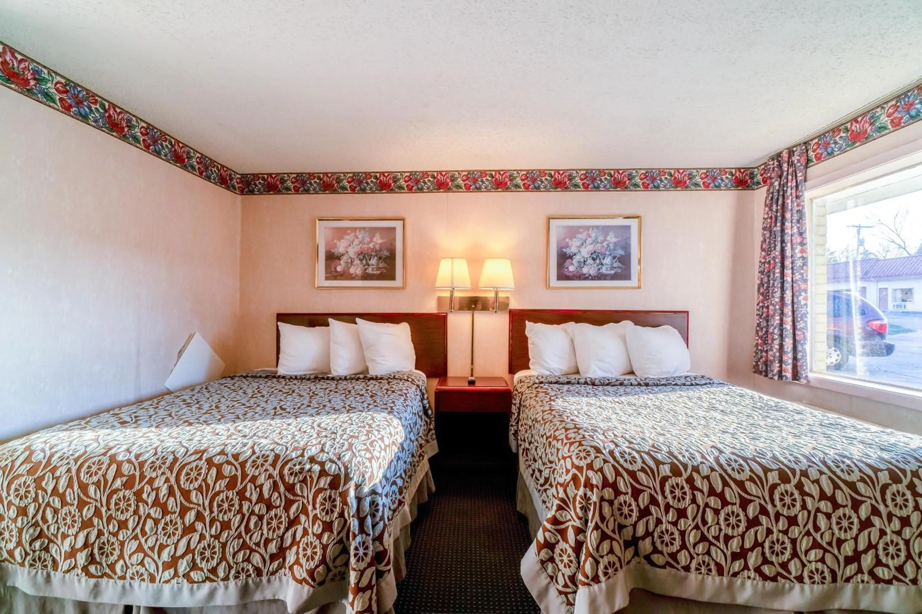 Bedroom, Bed in Ozark Junction mountain view by OYO