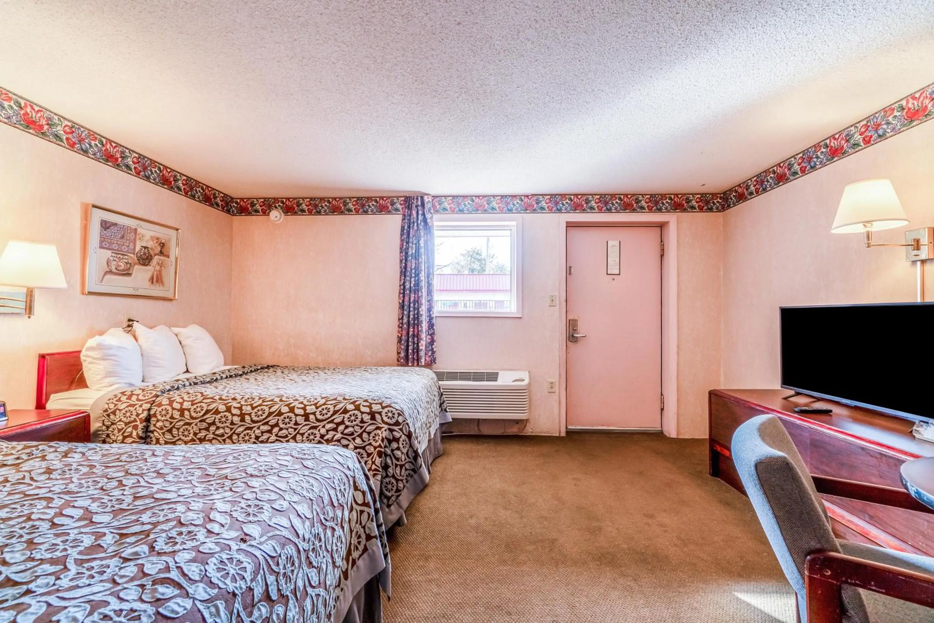 Bedroom, Bed in Ozark Junction mountain view by OYO