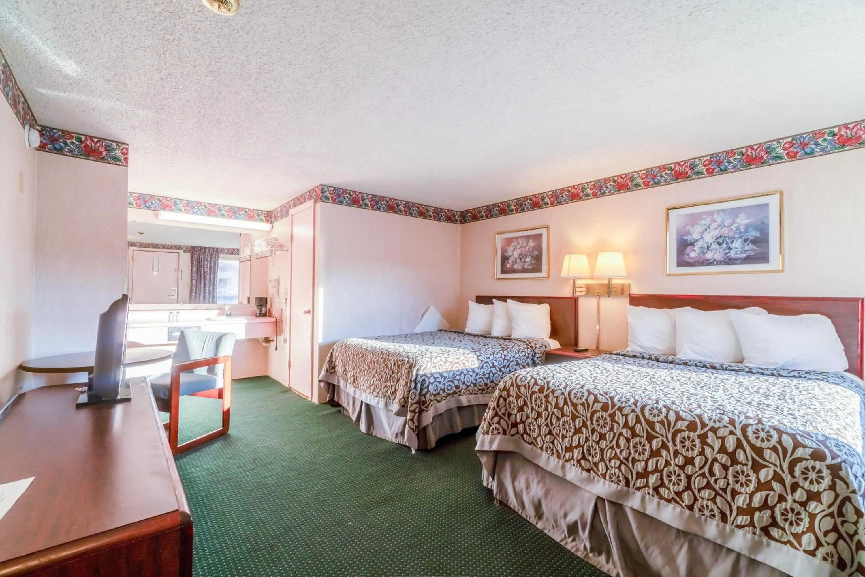 Bedroom, Bed in Ozark Junction mountain view by OYO