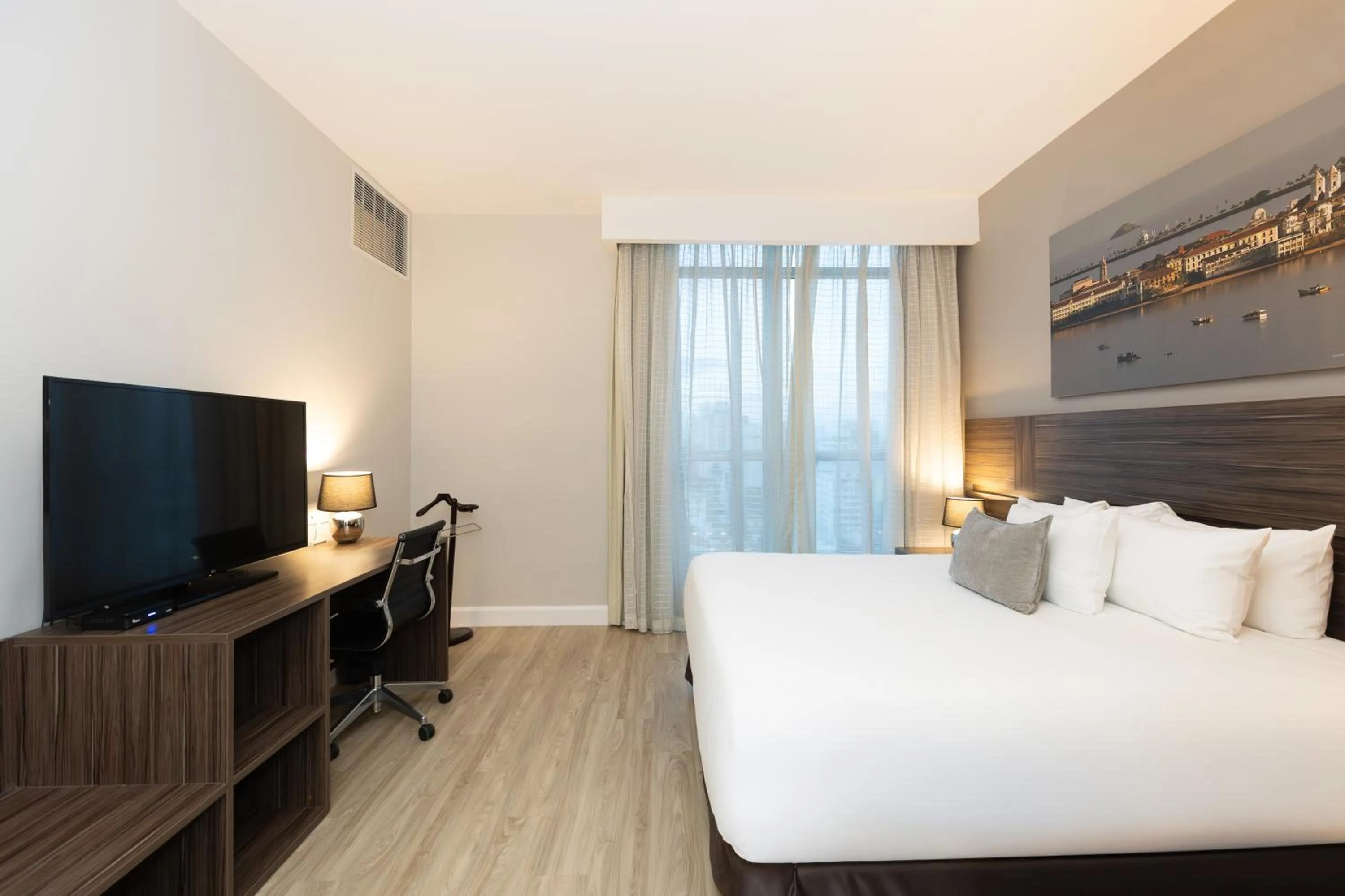 Bed in Victoria Hotel and Suites Panama