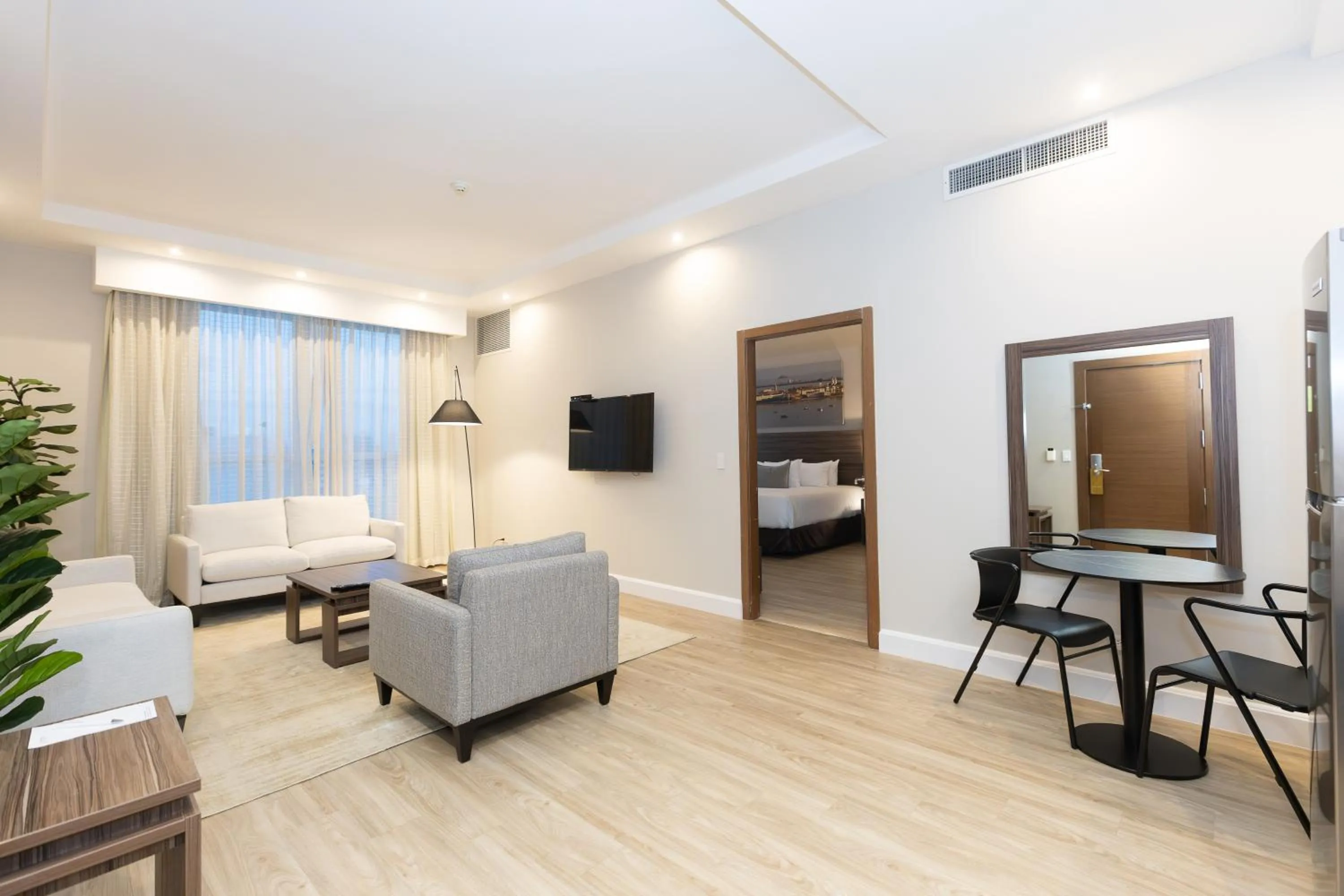 TV and multimedia, Bed in Victoria Hotel and Suites Panama