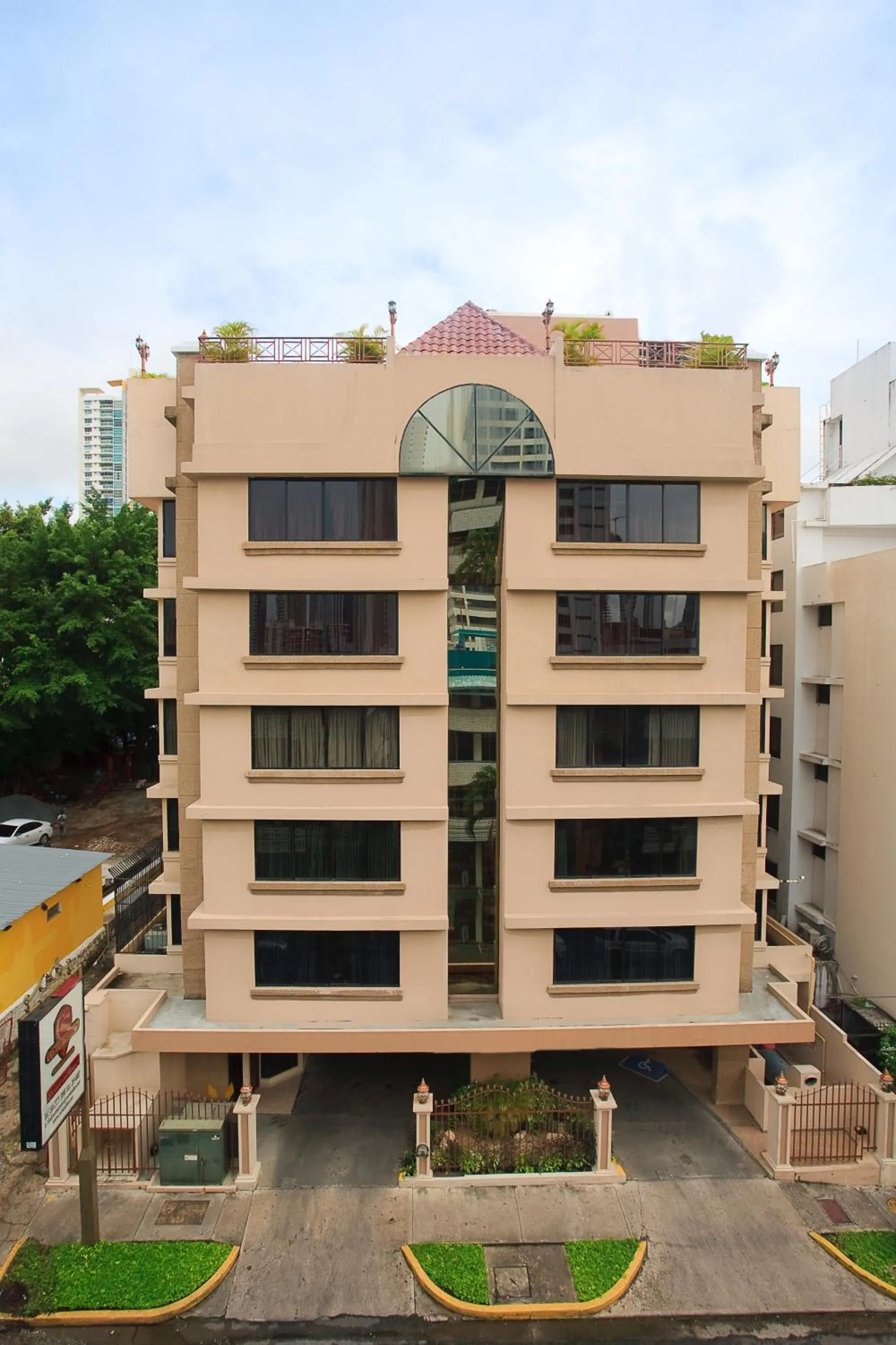 Facade/entrance in Hotel Coral Suites