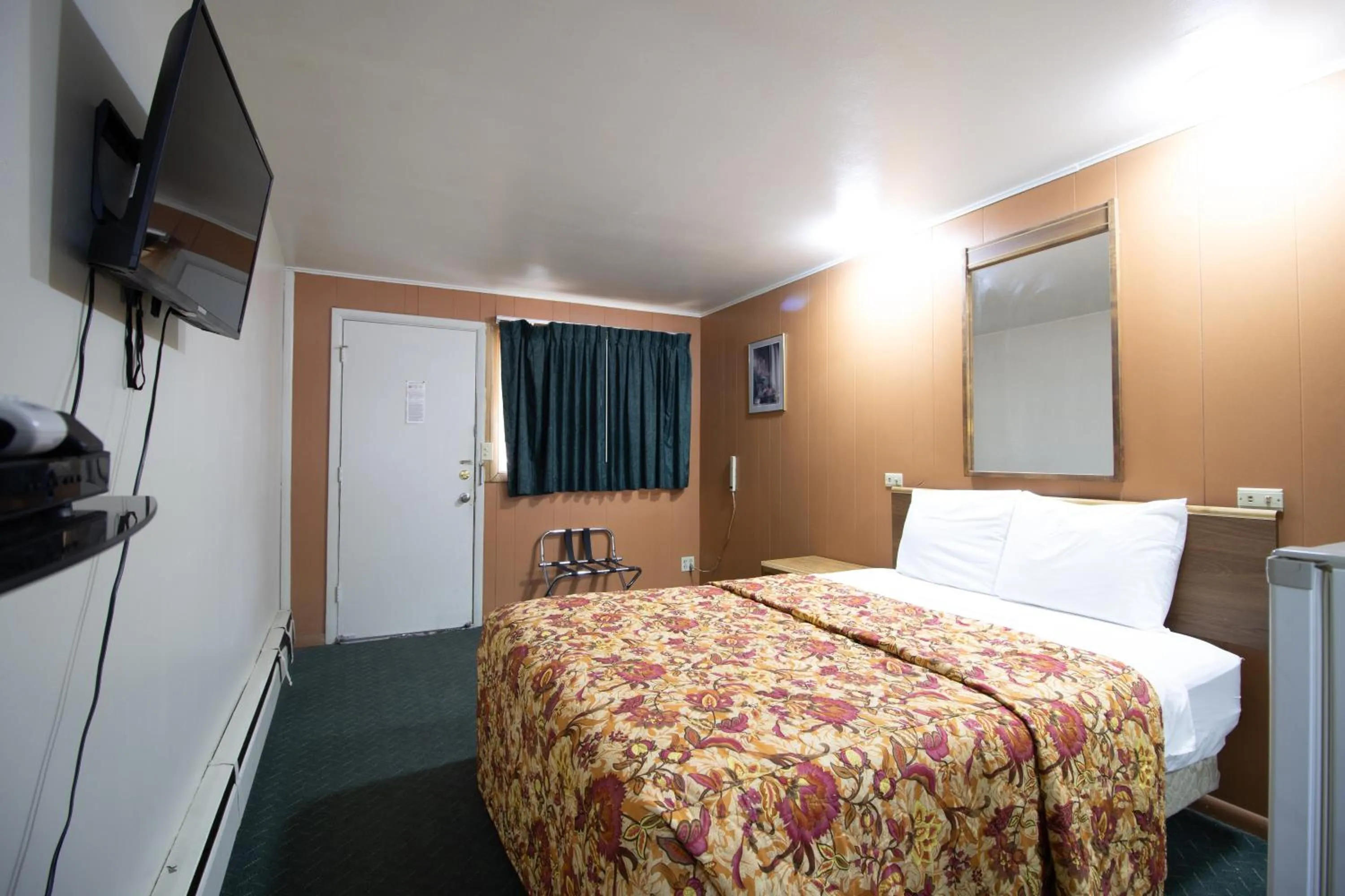 Bedroom in Wyoming Motel