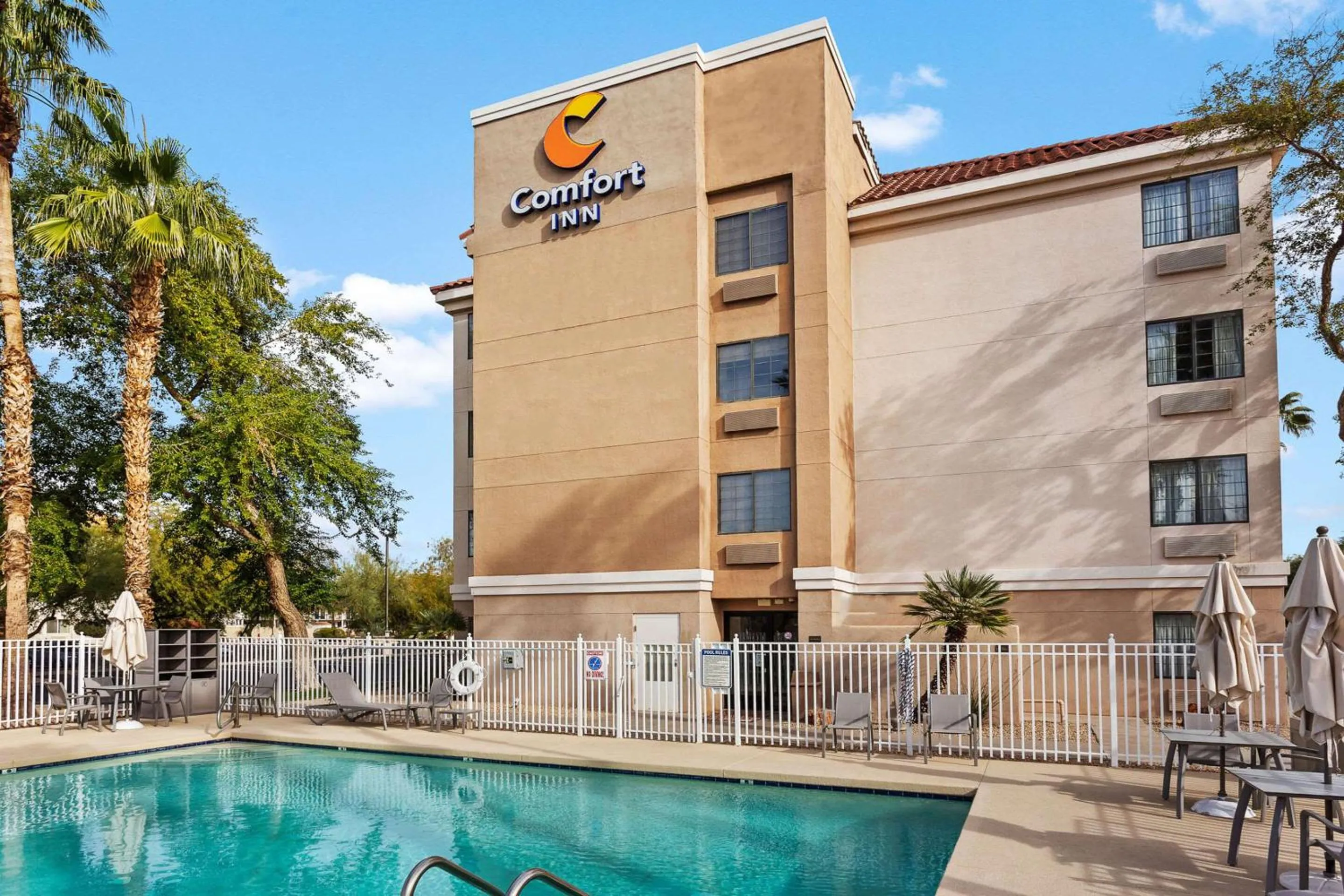 Swimming pool in Comfort Inn Chandler - Phoenix South I-10