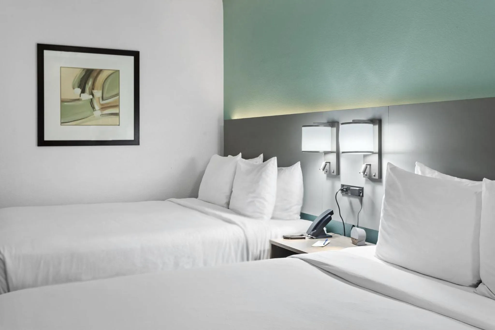 Toilet, Bed in Comfort Inn Chandler - Phoenix South I-10