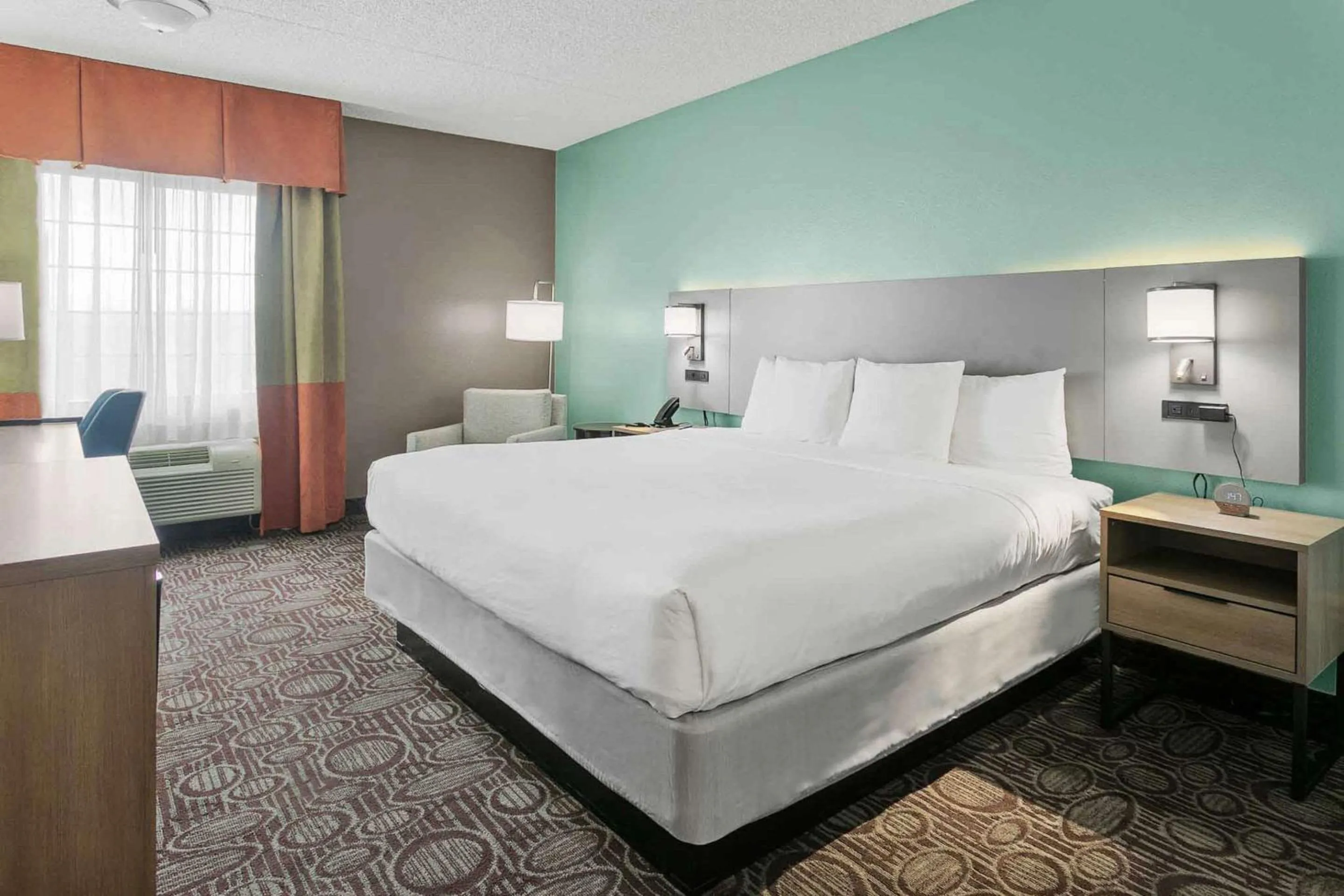 Bedroom, Bed in Comfort Inn Chandler - Phoenix South I-10