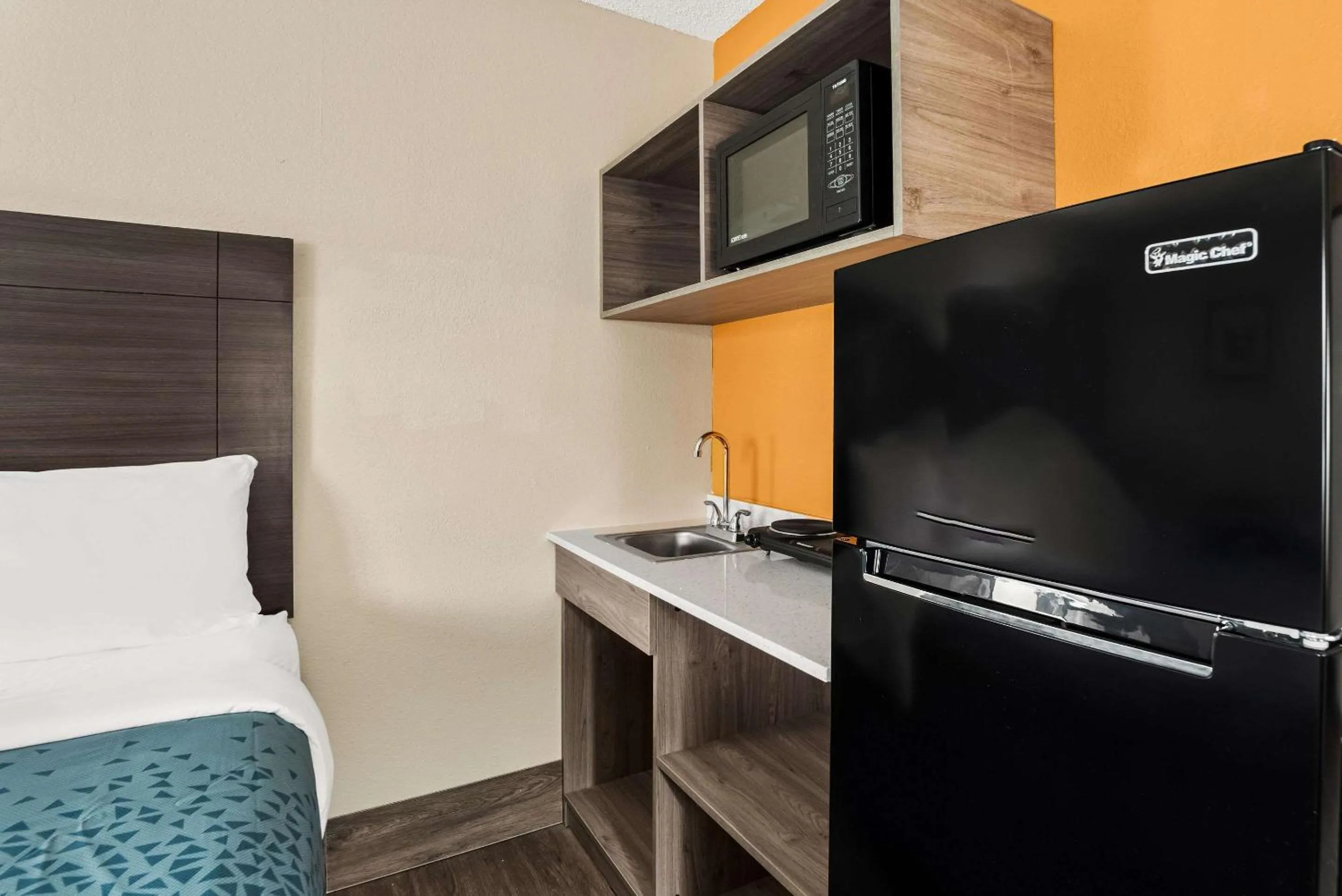 Bedroom in Suburban Studios Columbia Northwest