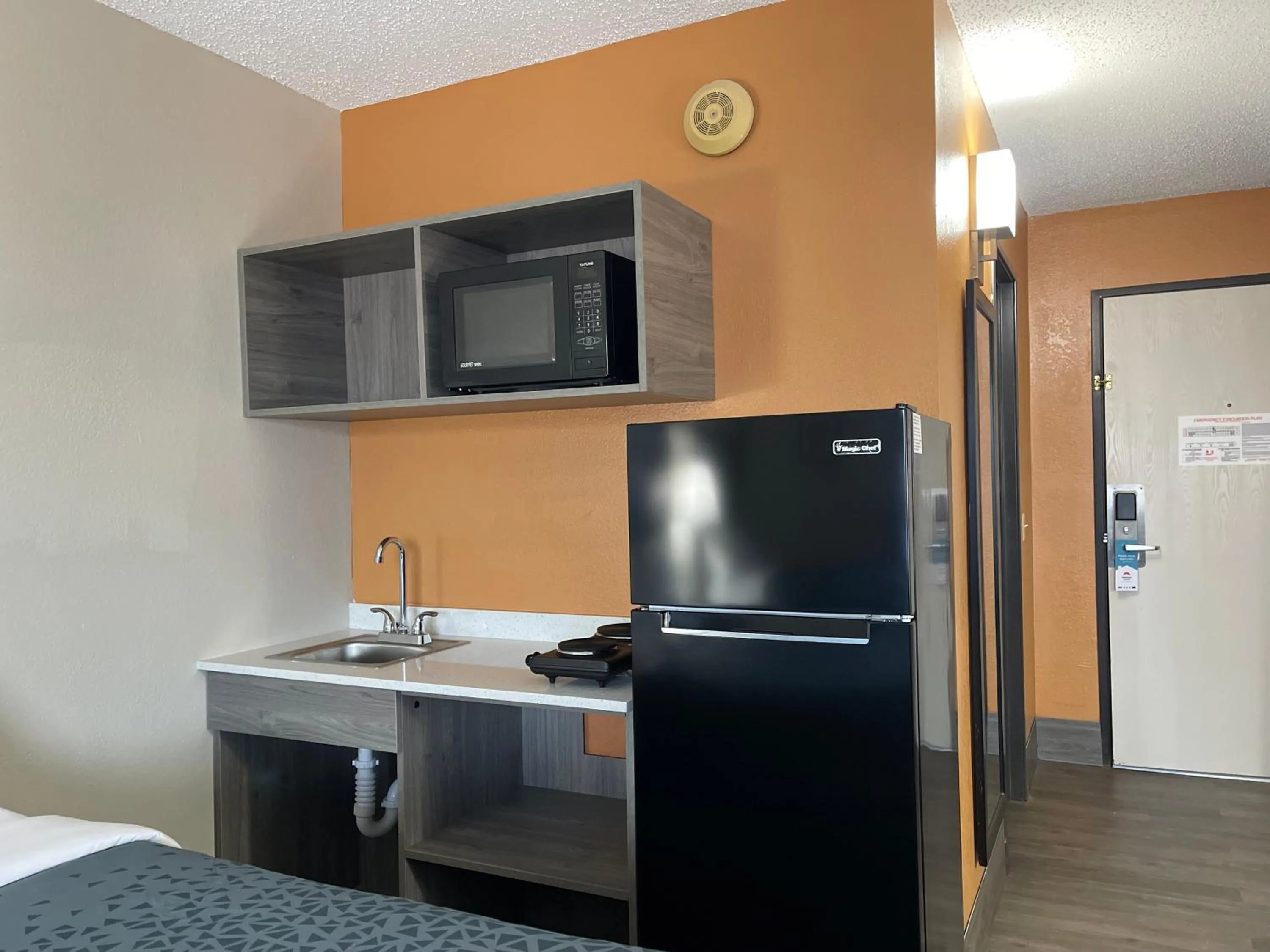 Kitchen/Kitchenette in Quality Inn & Suites Columbia