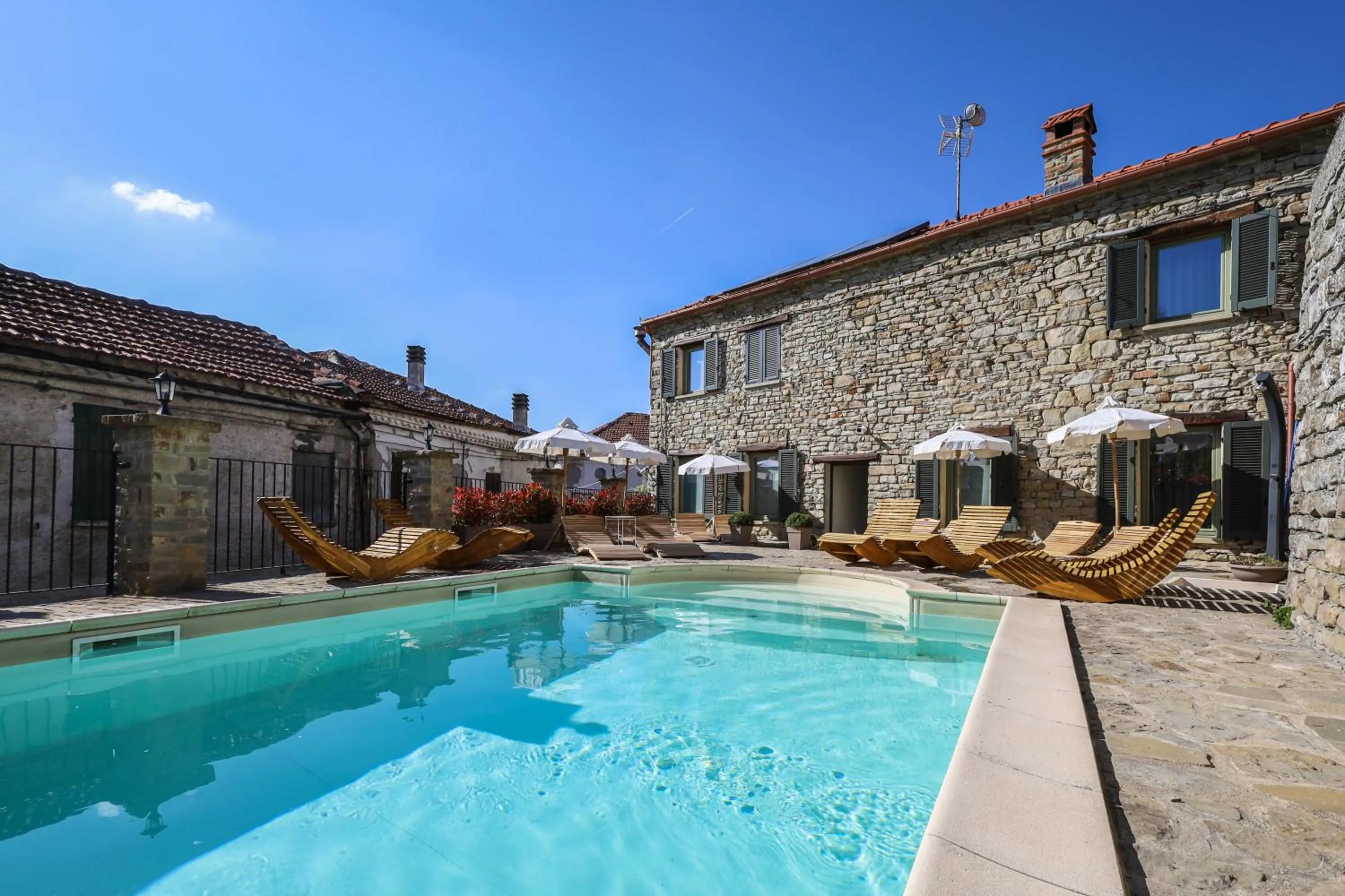 Swimming pool in Albergo del Bramante