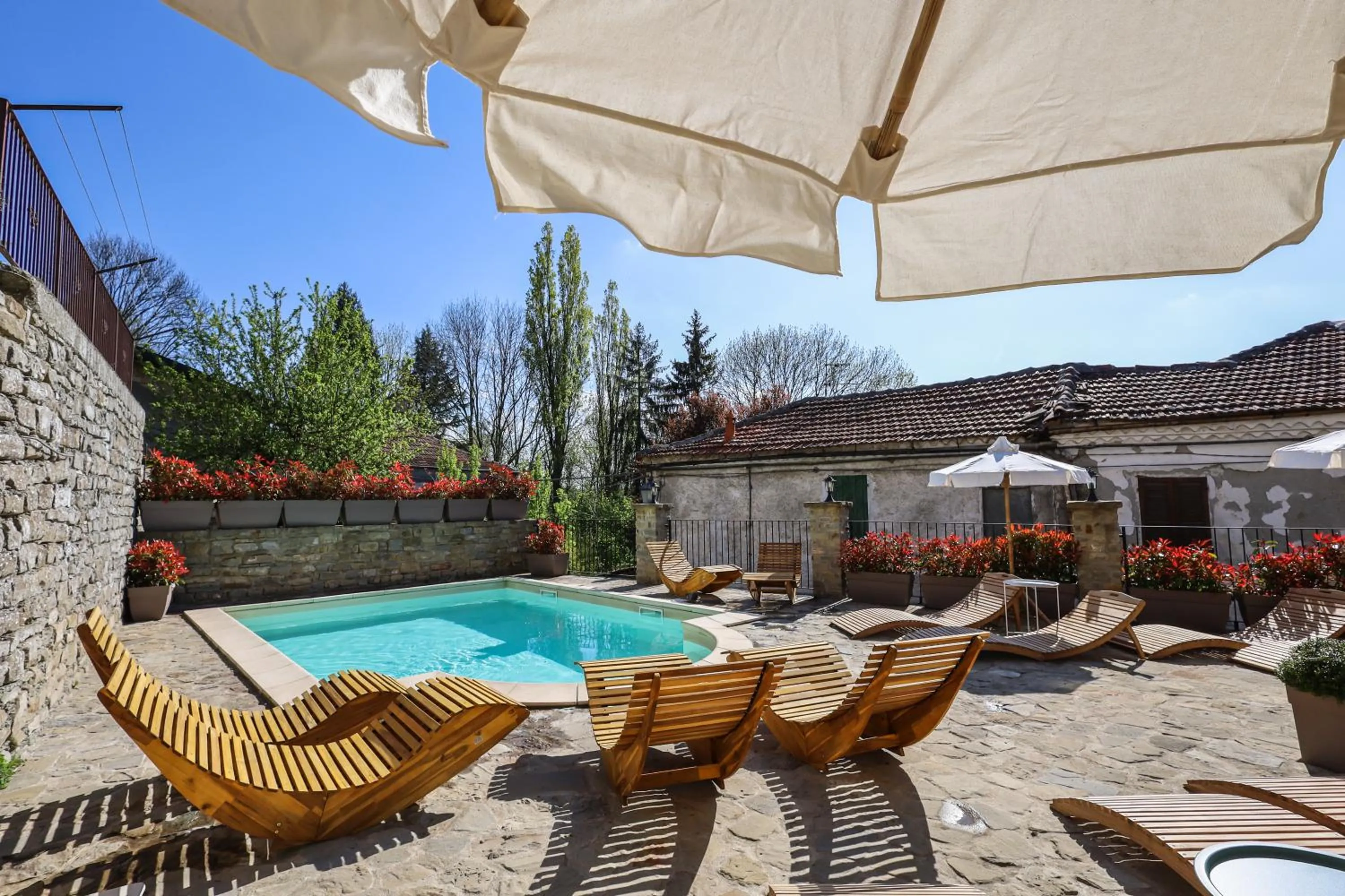 Swimming pool in Albergo del Bramante