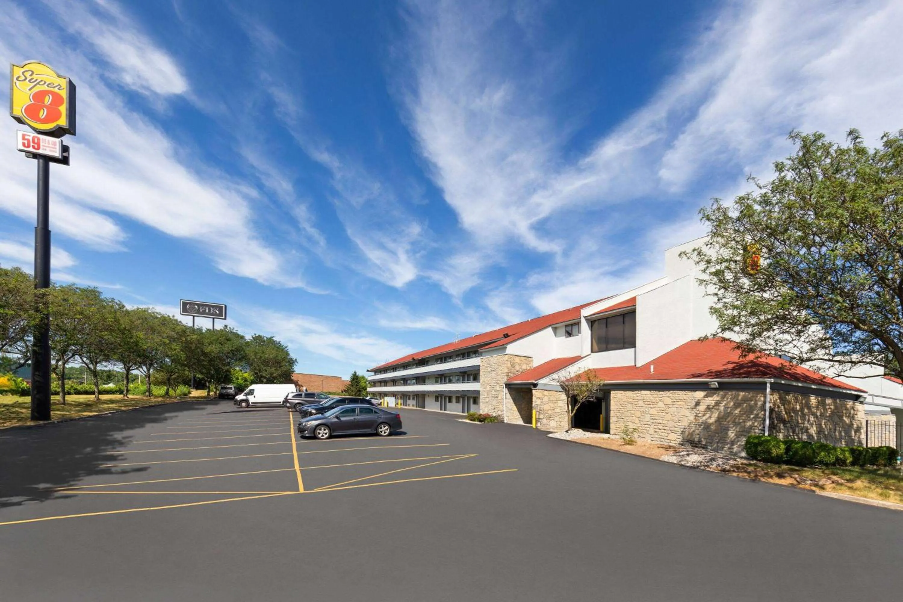 Property building in Super 8 by Wyndham Fort Mitchell Cincinnati Area