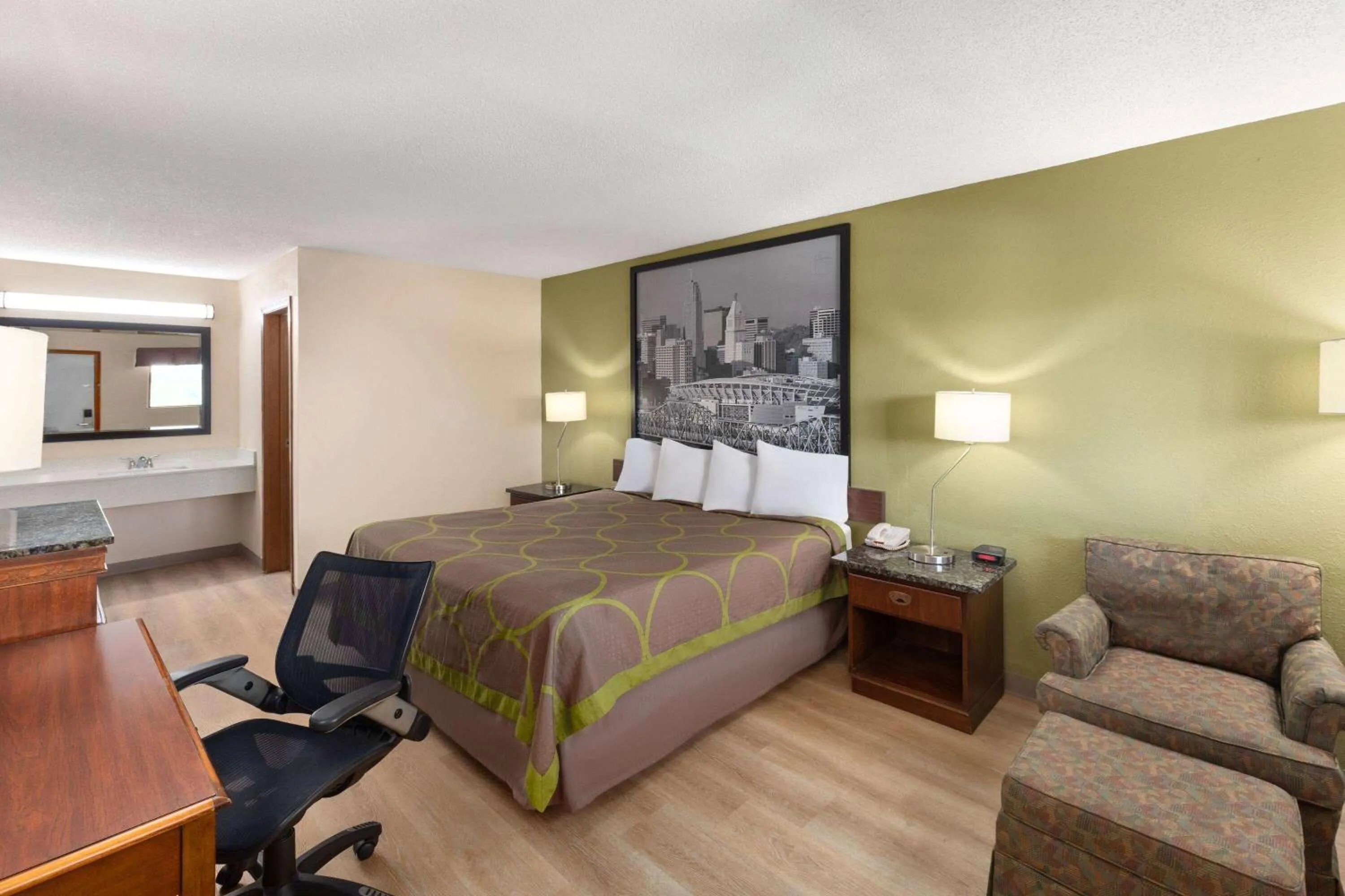 Photo of the whole room, Bed in Super 8 by Wyndham Fort Mitchell Cincinnati Area