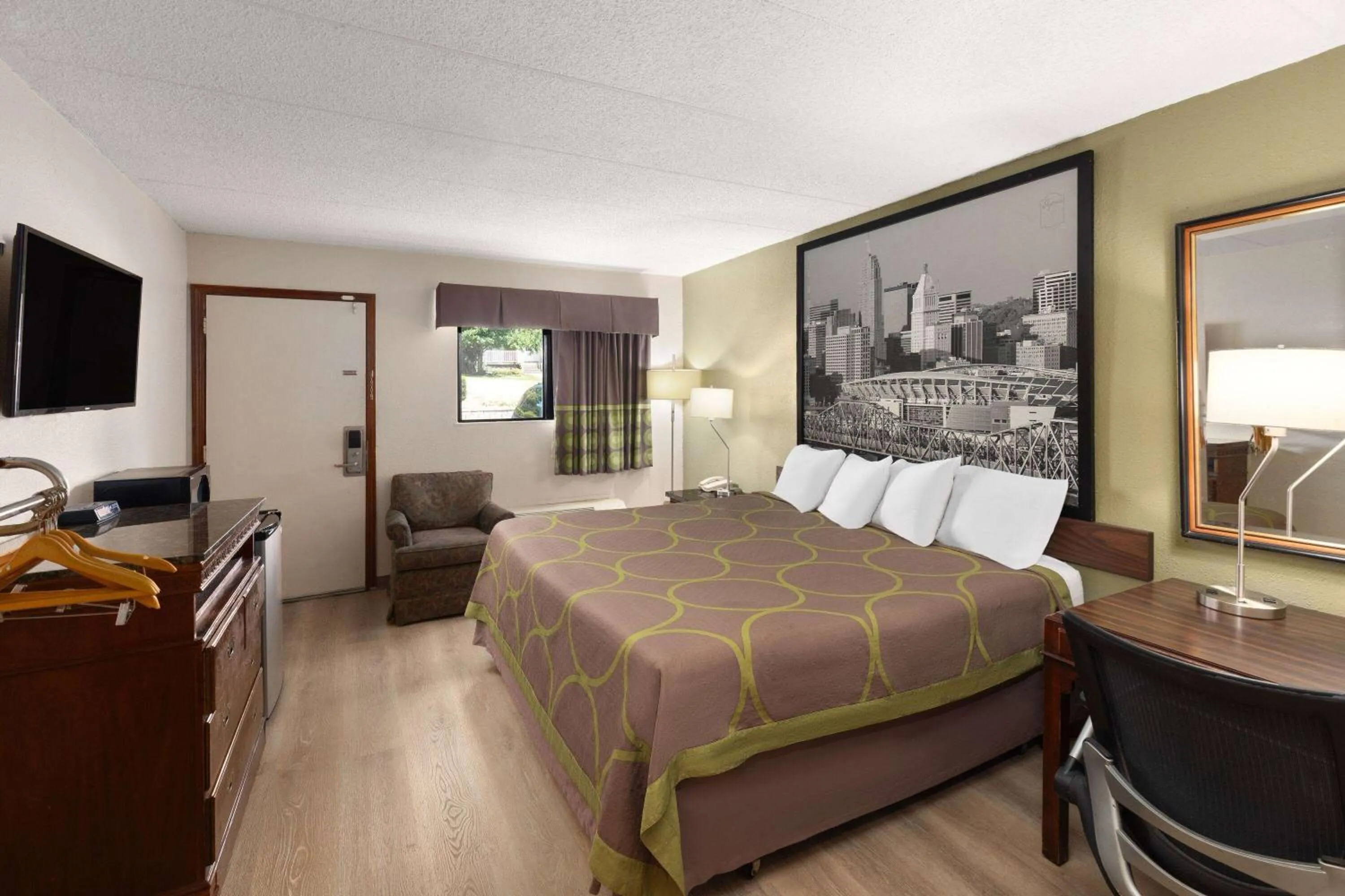 Photo of the whole room, Bed in Super 8 by Wyndham Fort Mitchell Cincinnati Area