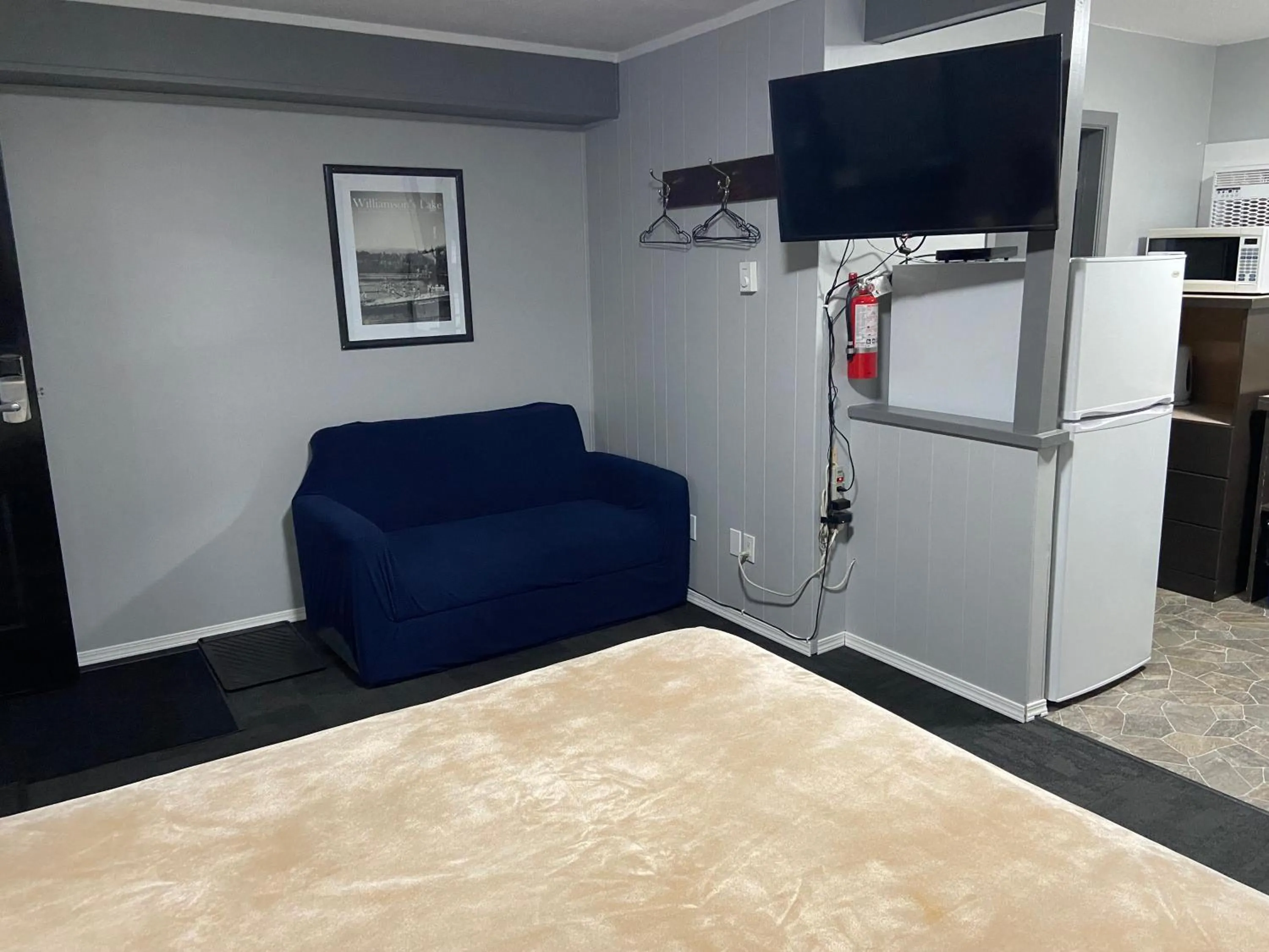 Kitchen or kitchenette, Bed in Monashee Lodge