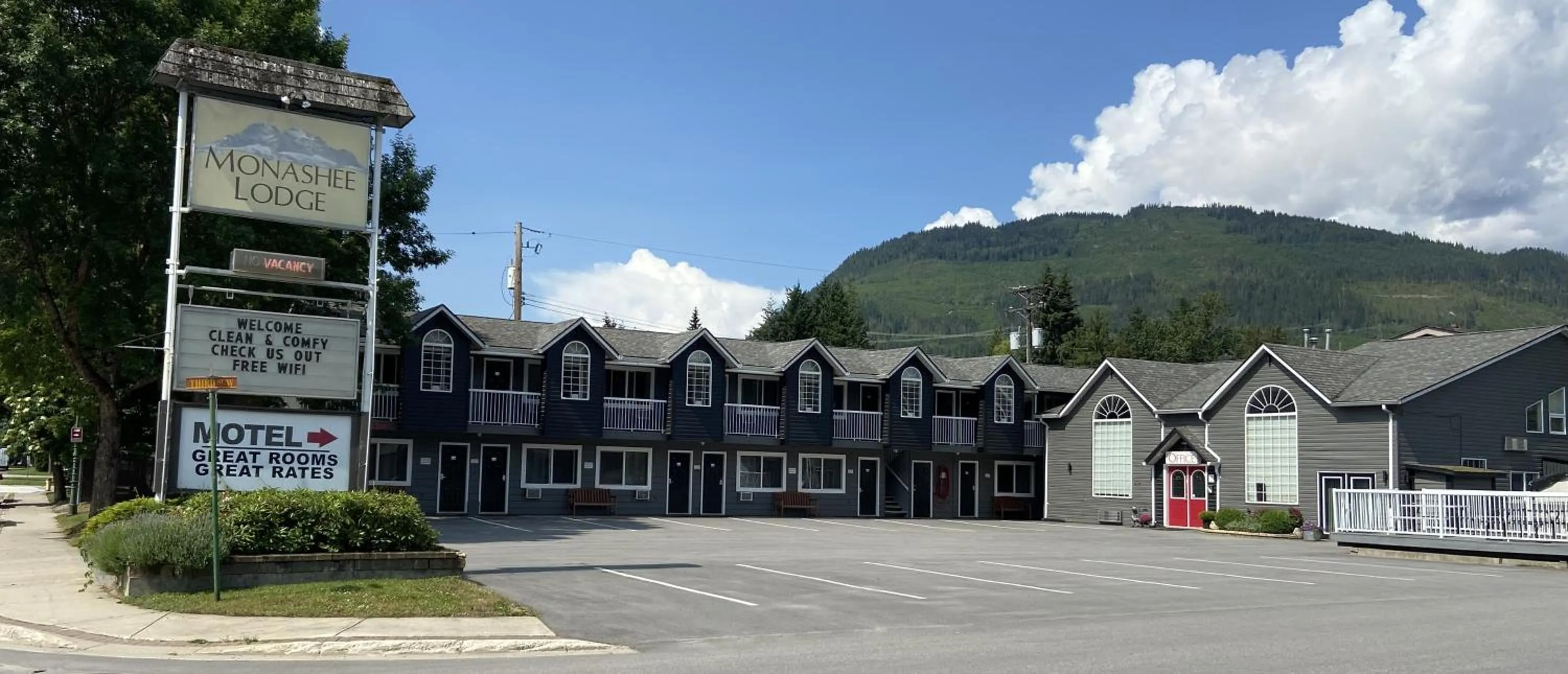 Property building in Monashee Lodge