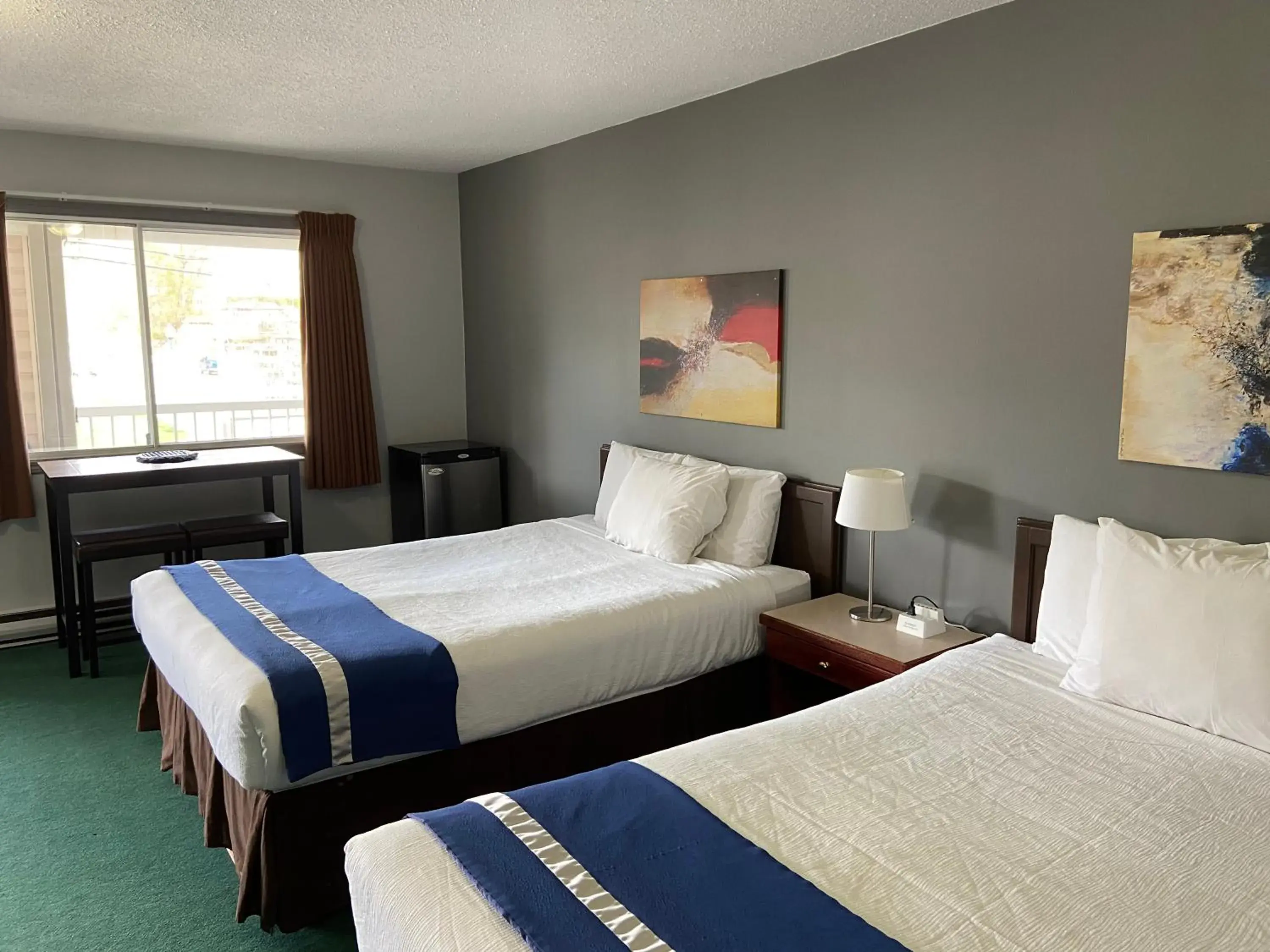 Deluxe Queen Room in Monashee Lodge Deluxe Queen Room in Monashee Lodge