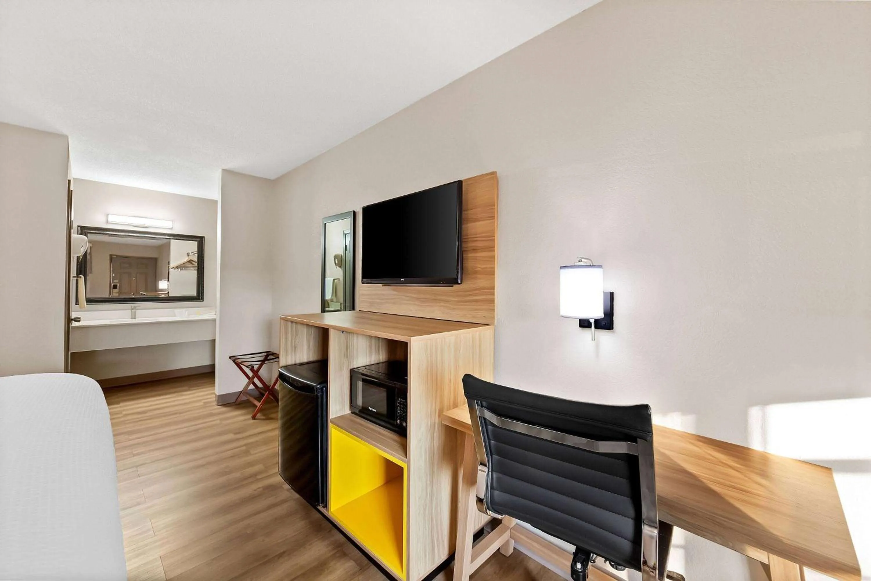 Bed in Days Inn by Wyndham Brownsville