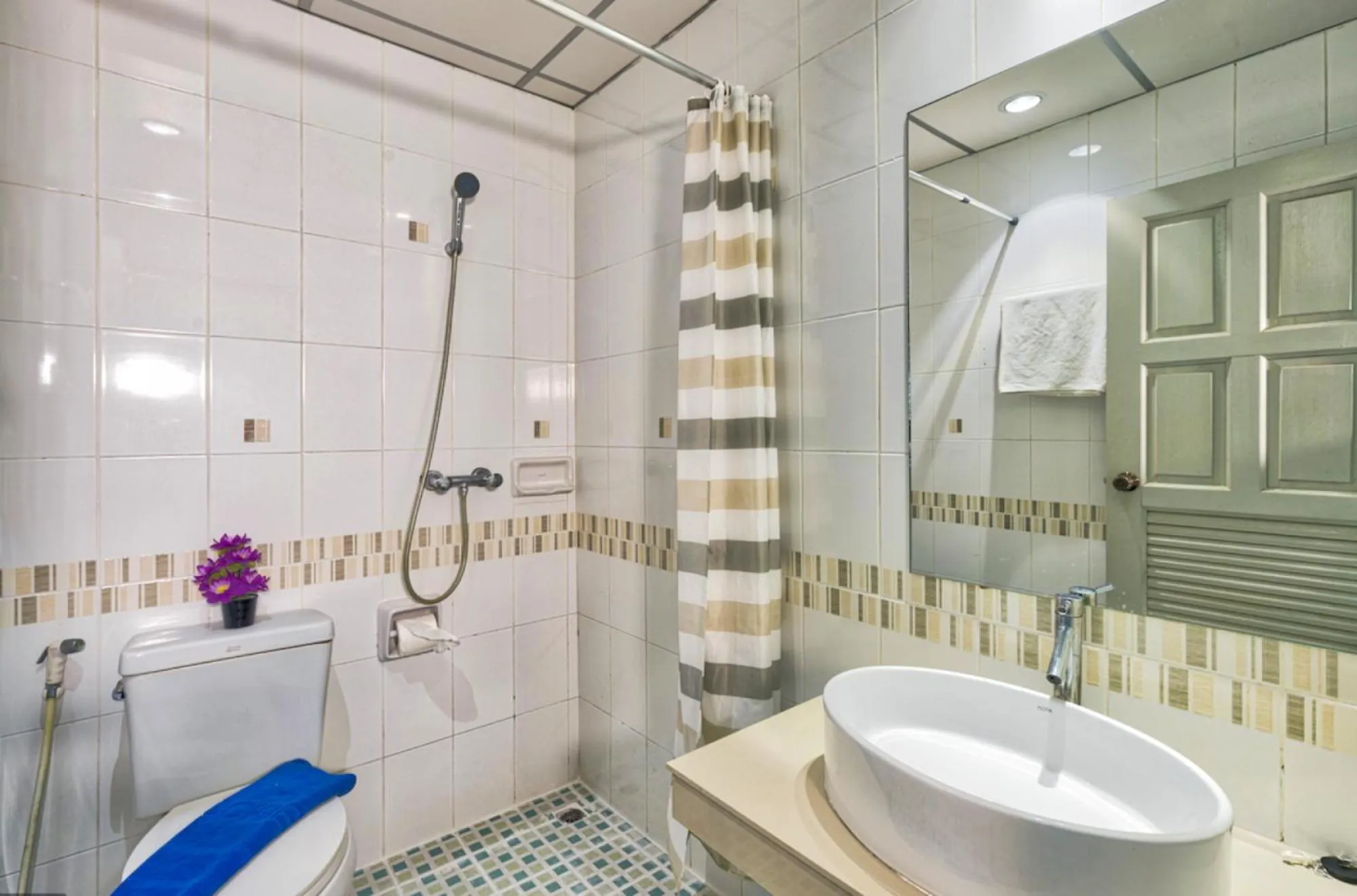 Bathroom in Lucky Buako Hotel Patong