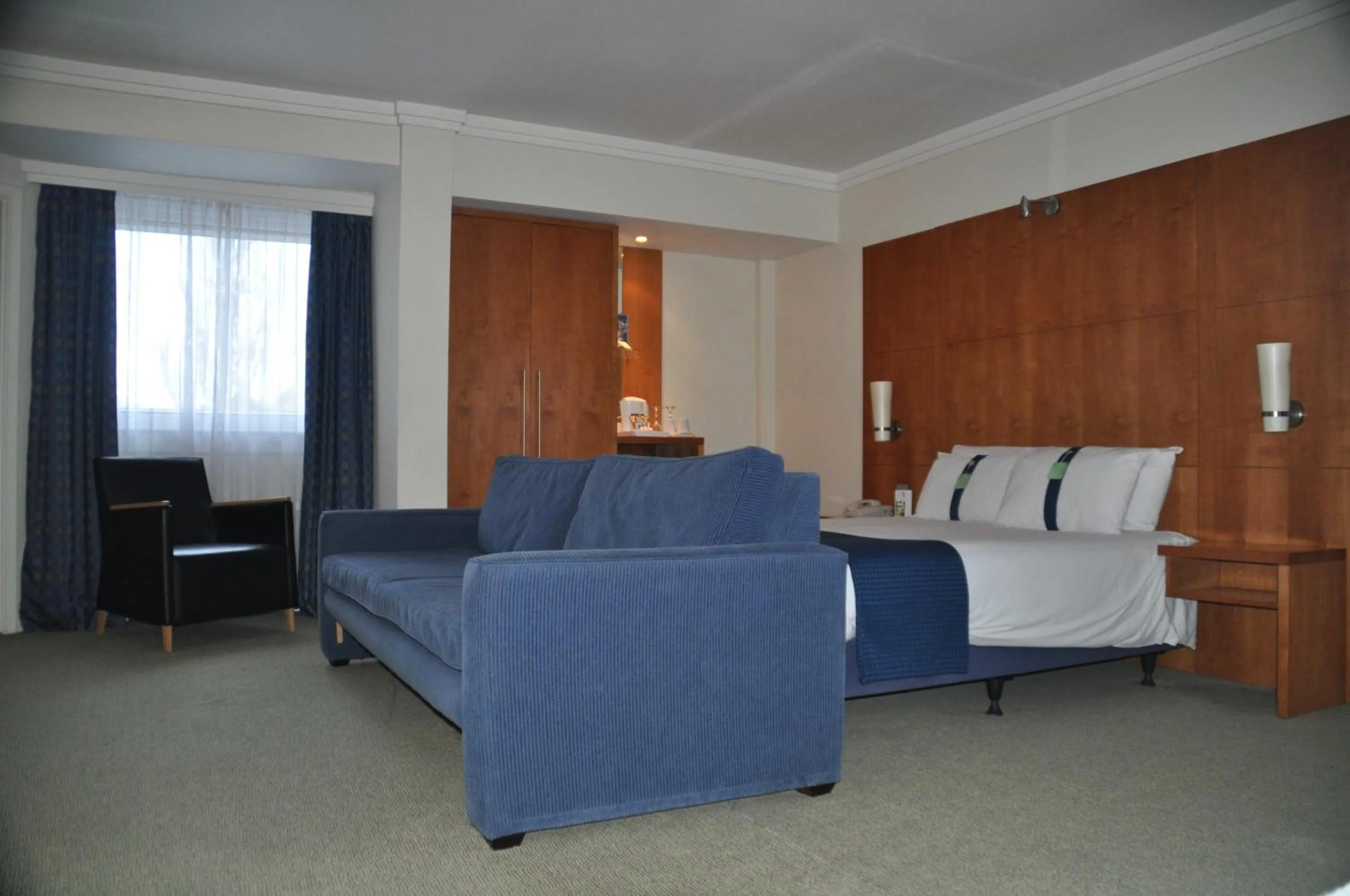 Bedroom in Holiday Inn Basingstoke by IHG