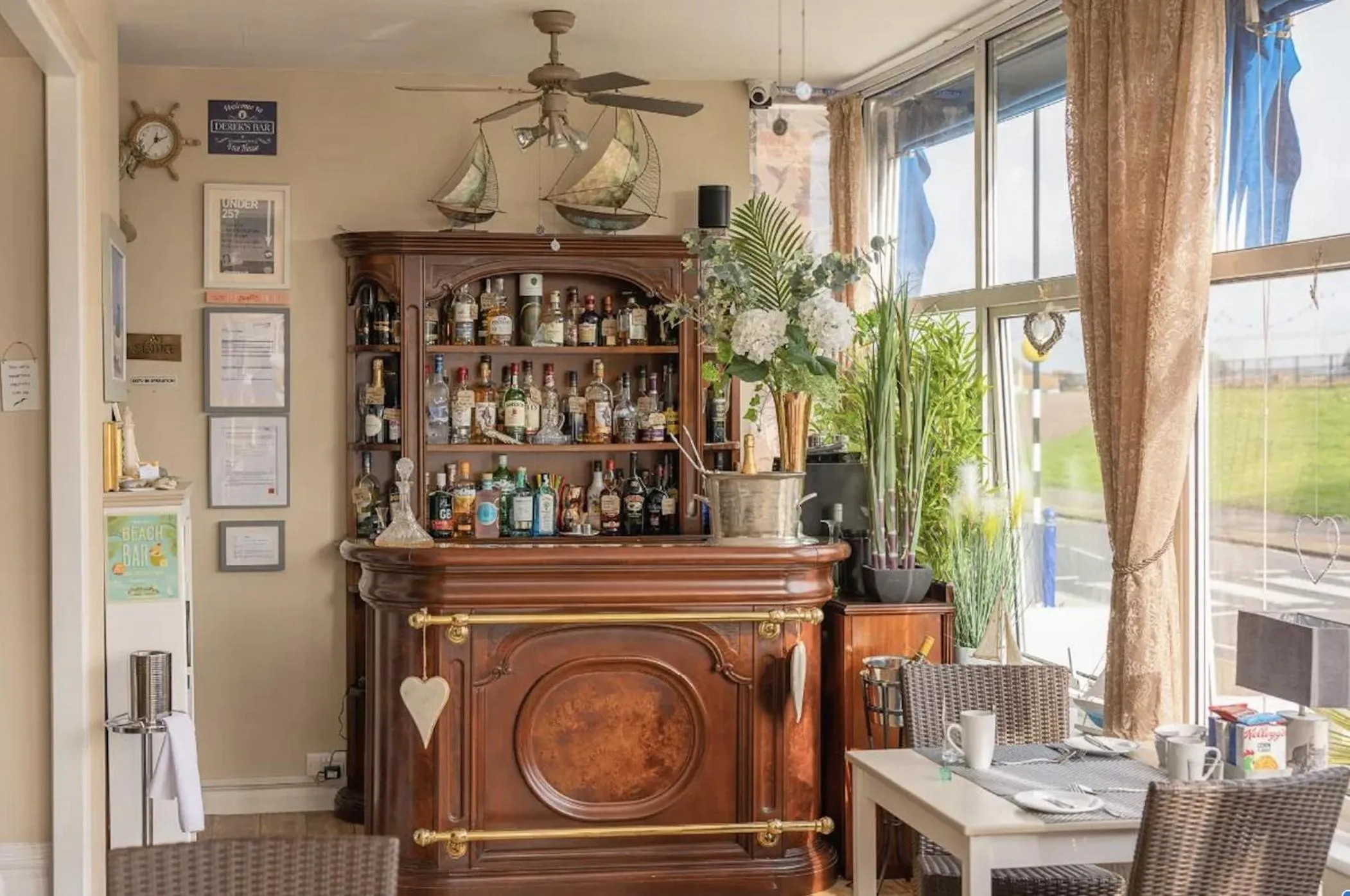 Lounge or bar in The New England