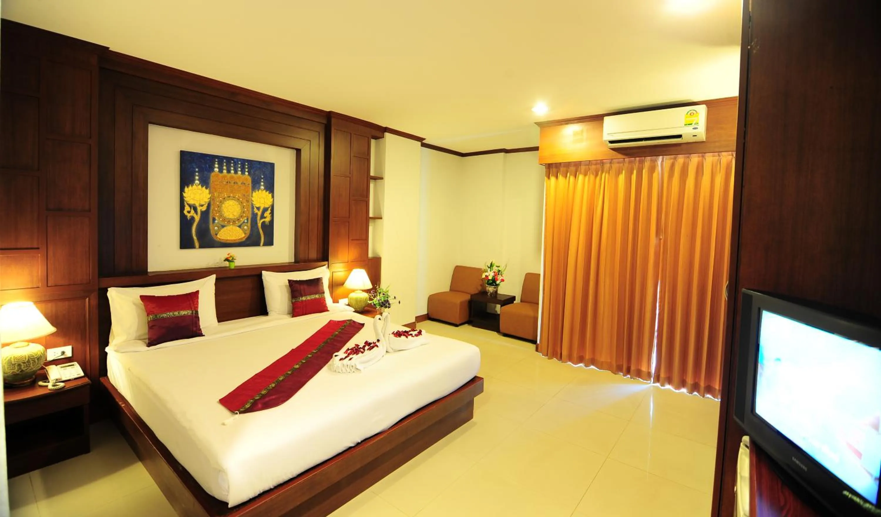Photo of the whole room, Bed in Arita Hotel Patong