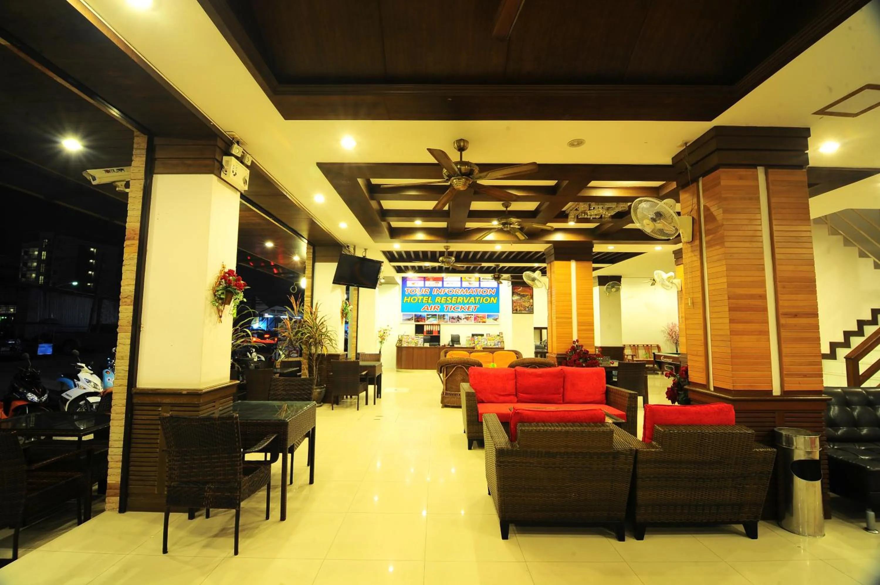 Lobby or reception in Arita Hotel Patong