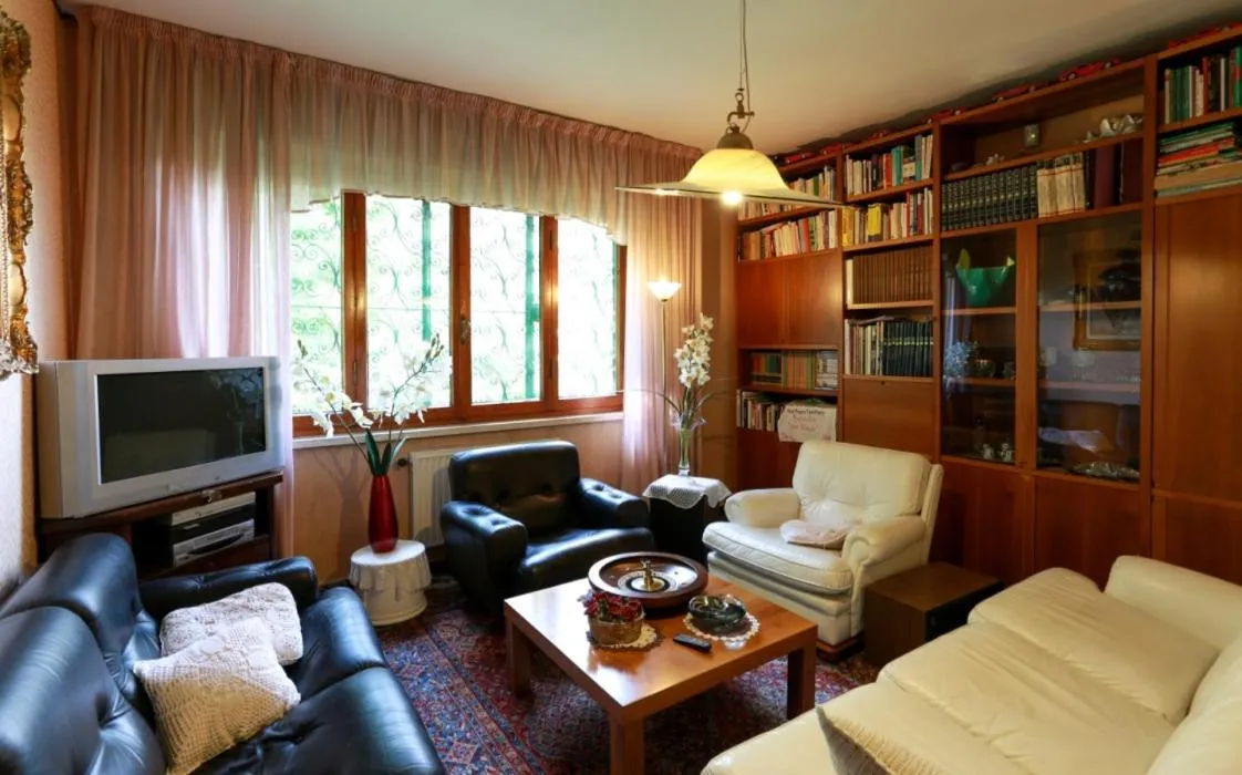 Communal lounge/ TV room in B&B Villa Sans Souci