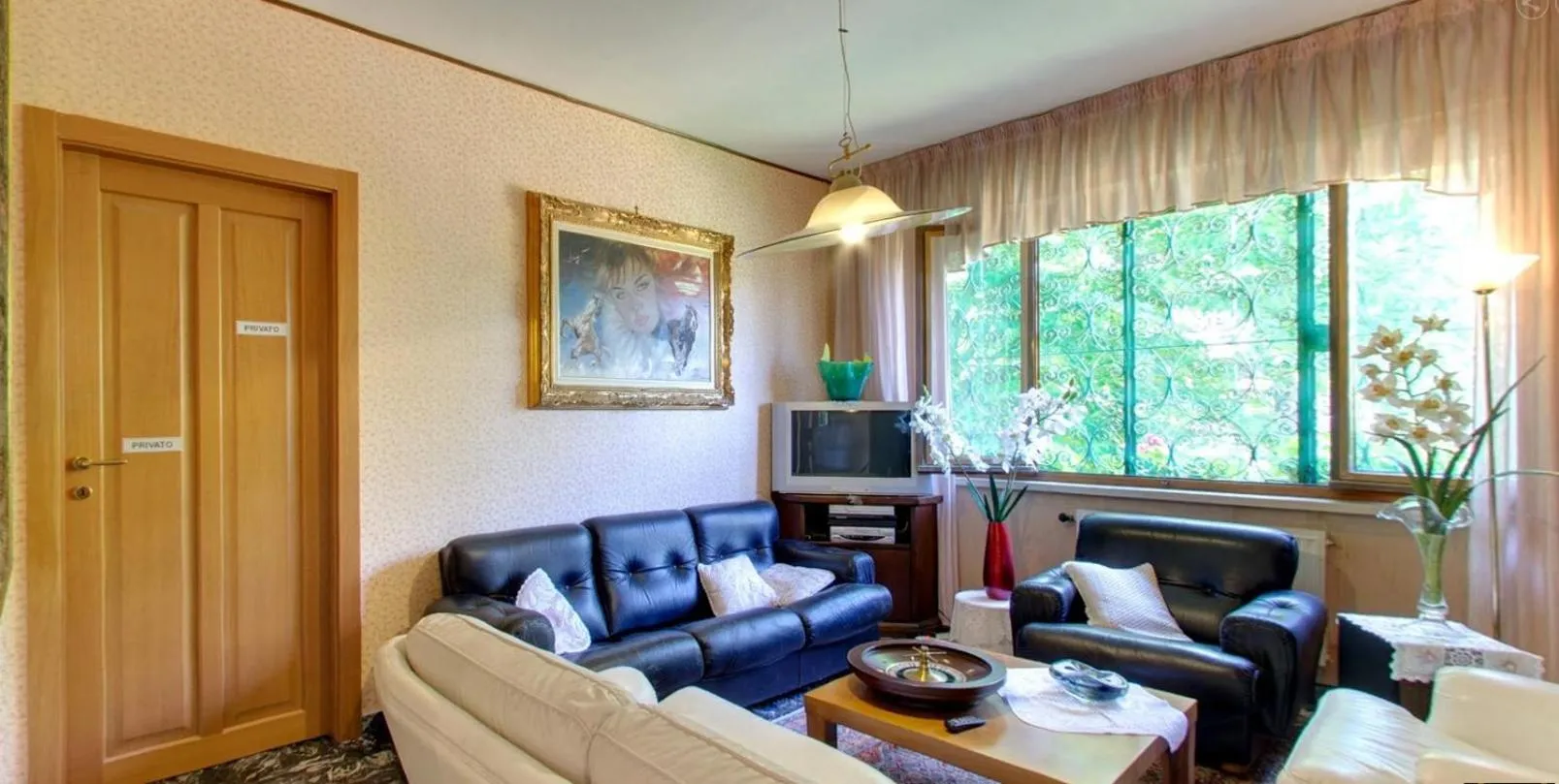 Communal lounge/ TV room in B&B Villa Sans Souci