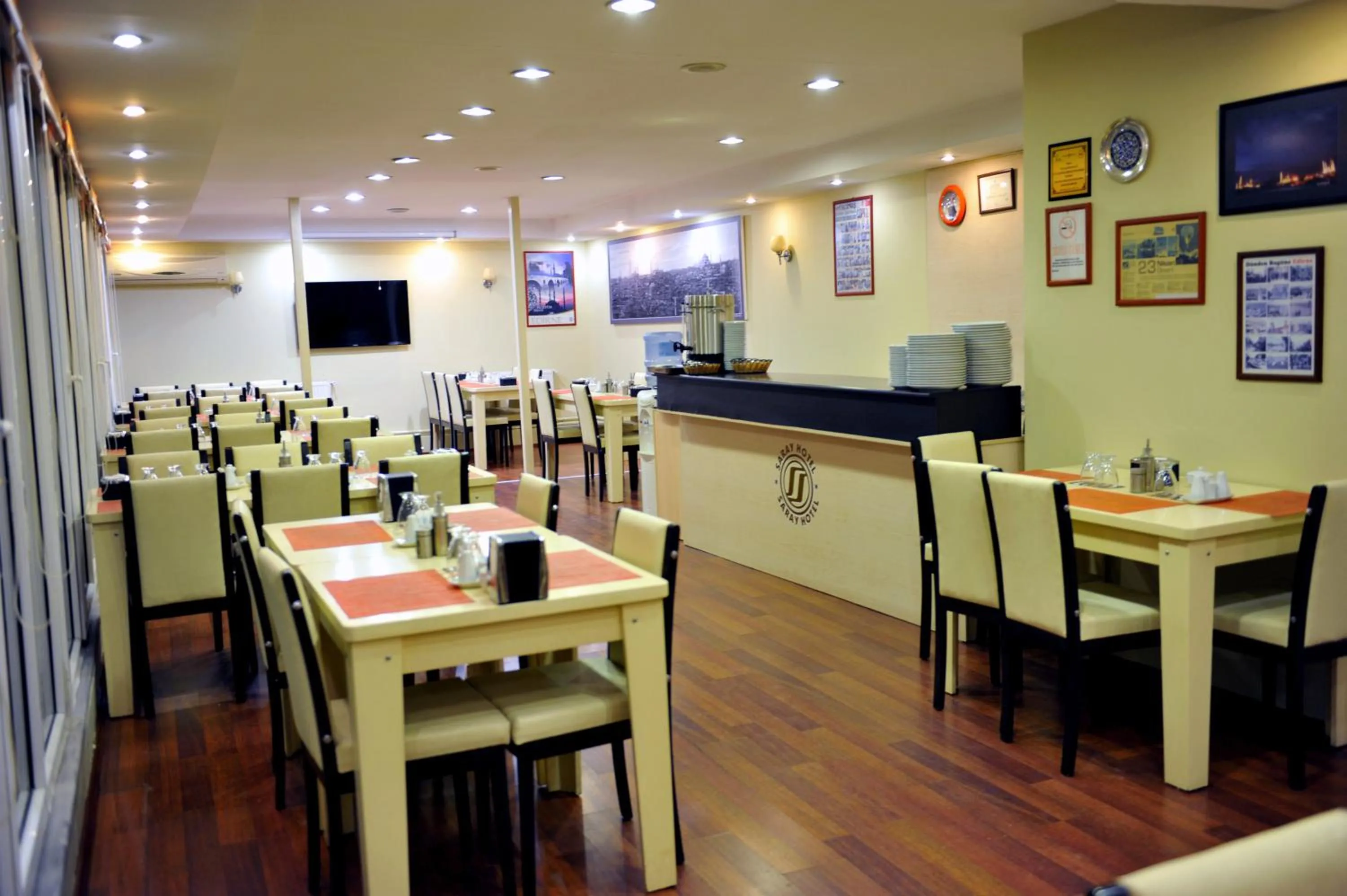 Restaurant/places to eat in Saray Hotel