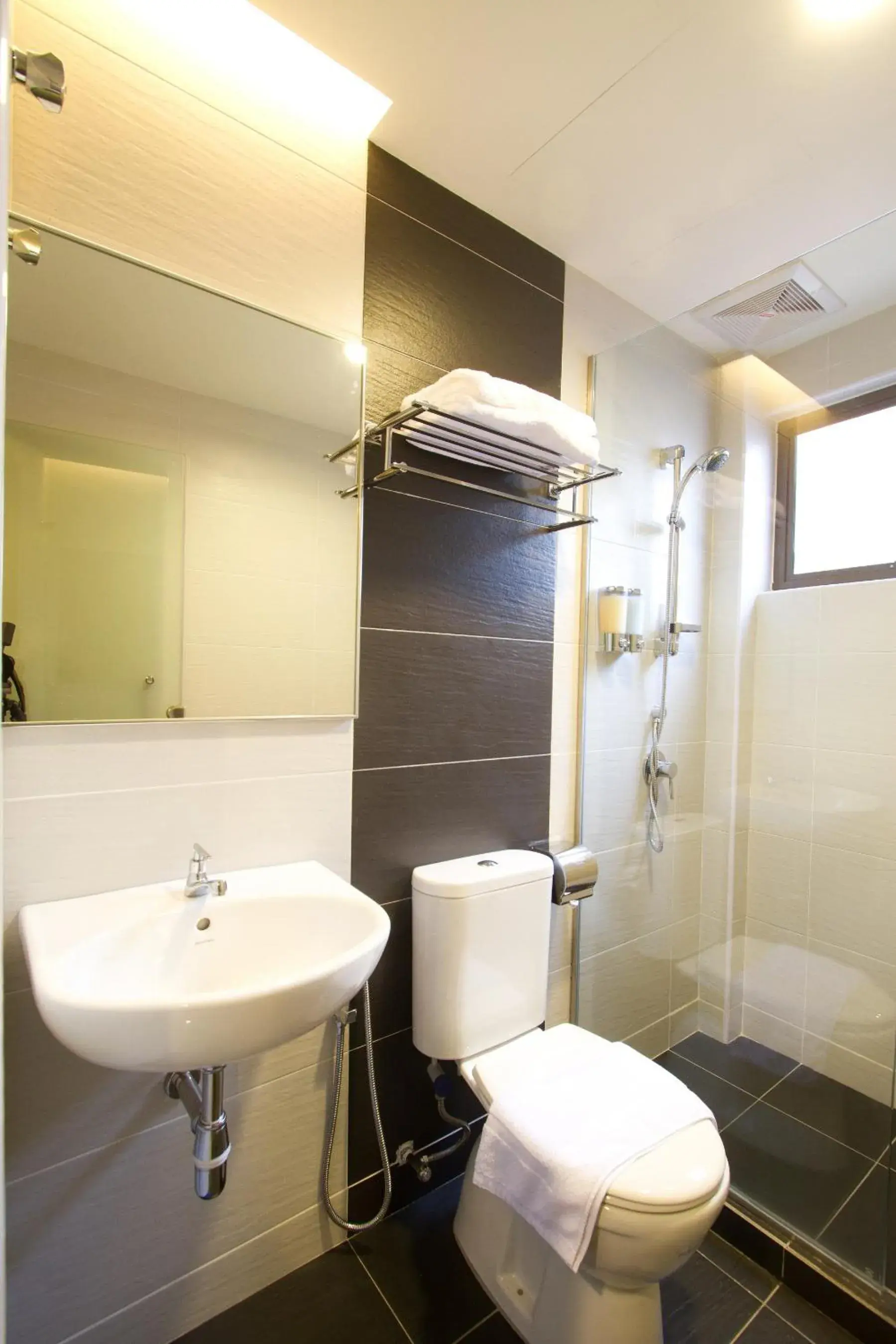 Deluxe Double Room in Lotus Hotel Masjid India Deluxe Double Room in Lotus Hotel Masjid India