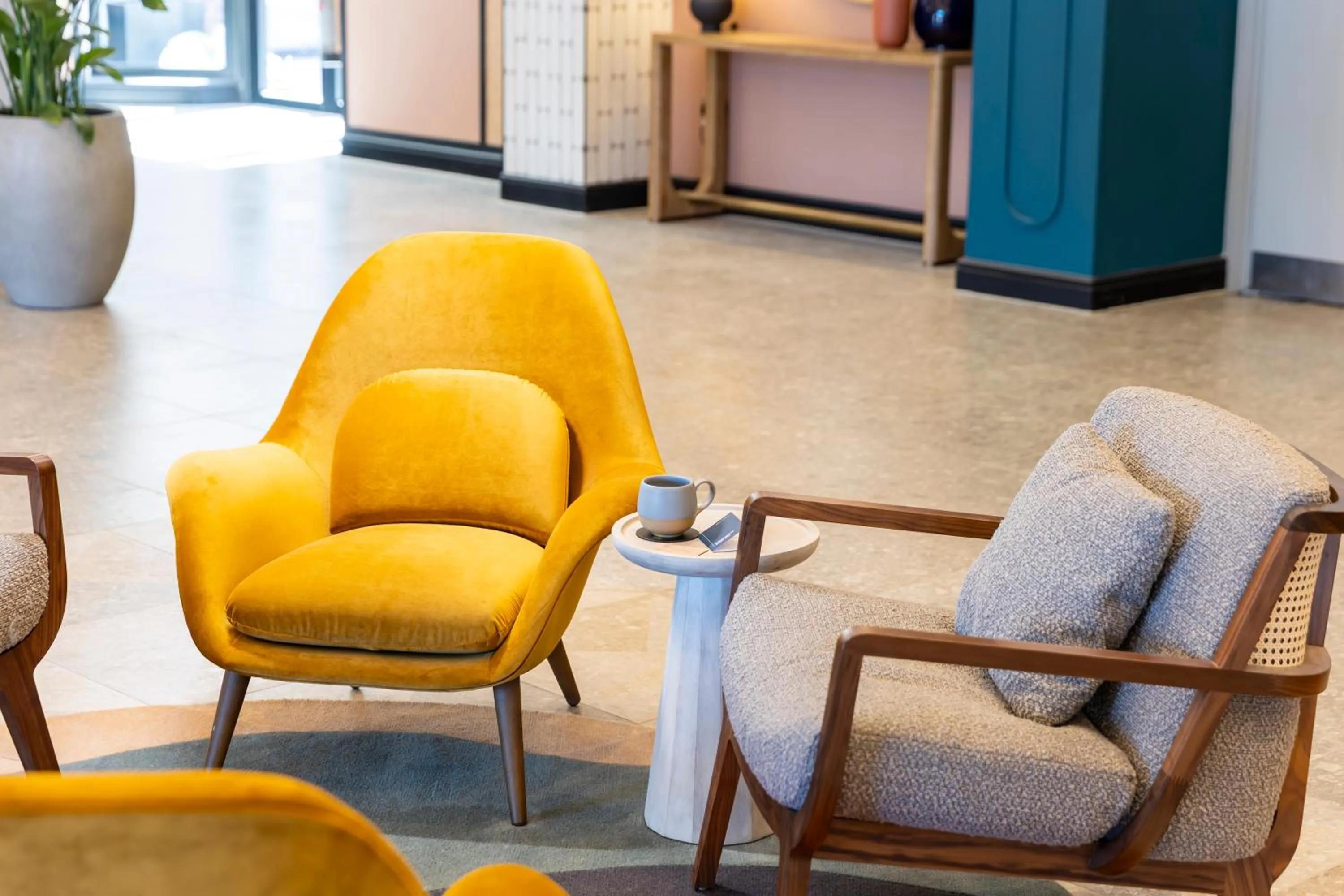 Lounge or bar in voco Fareham - Solent by IHG