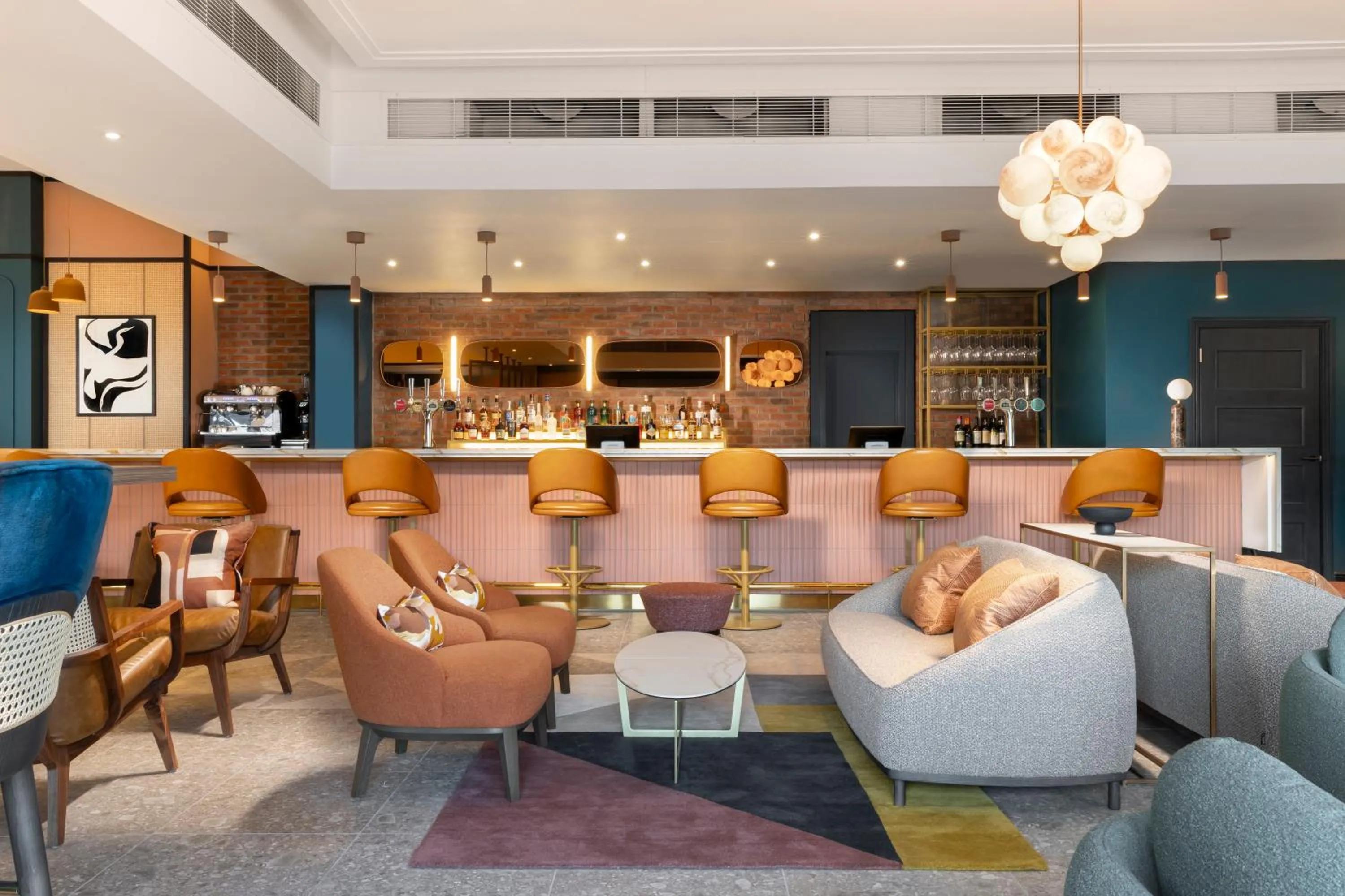 Lounge or bar in voco Fareham - Solent by IHG