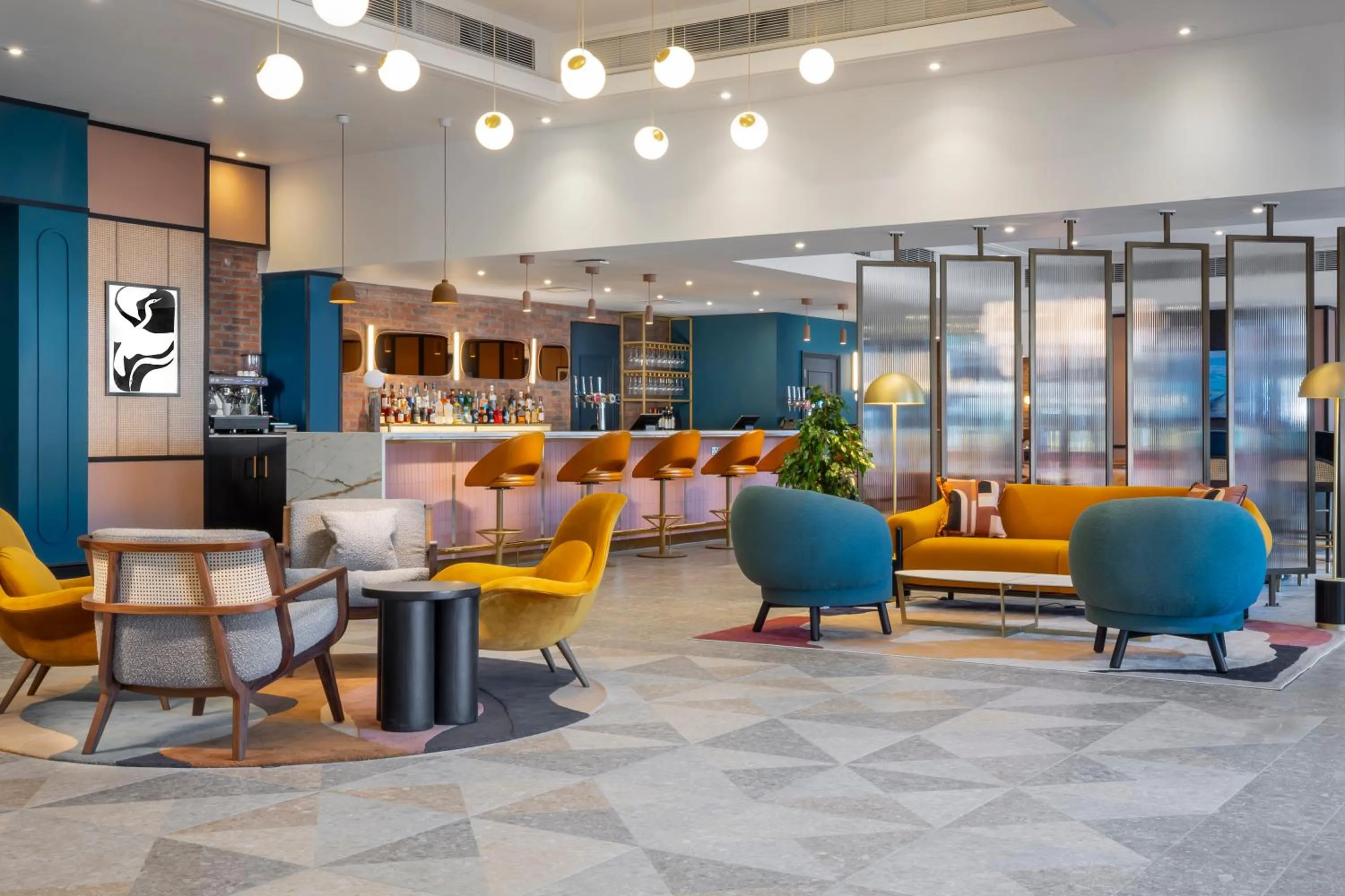 Lounge or bar in voco Fareham - Solent by IHG