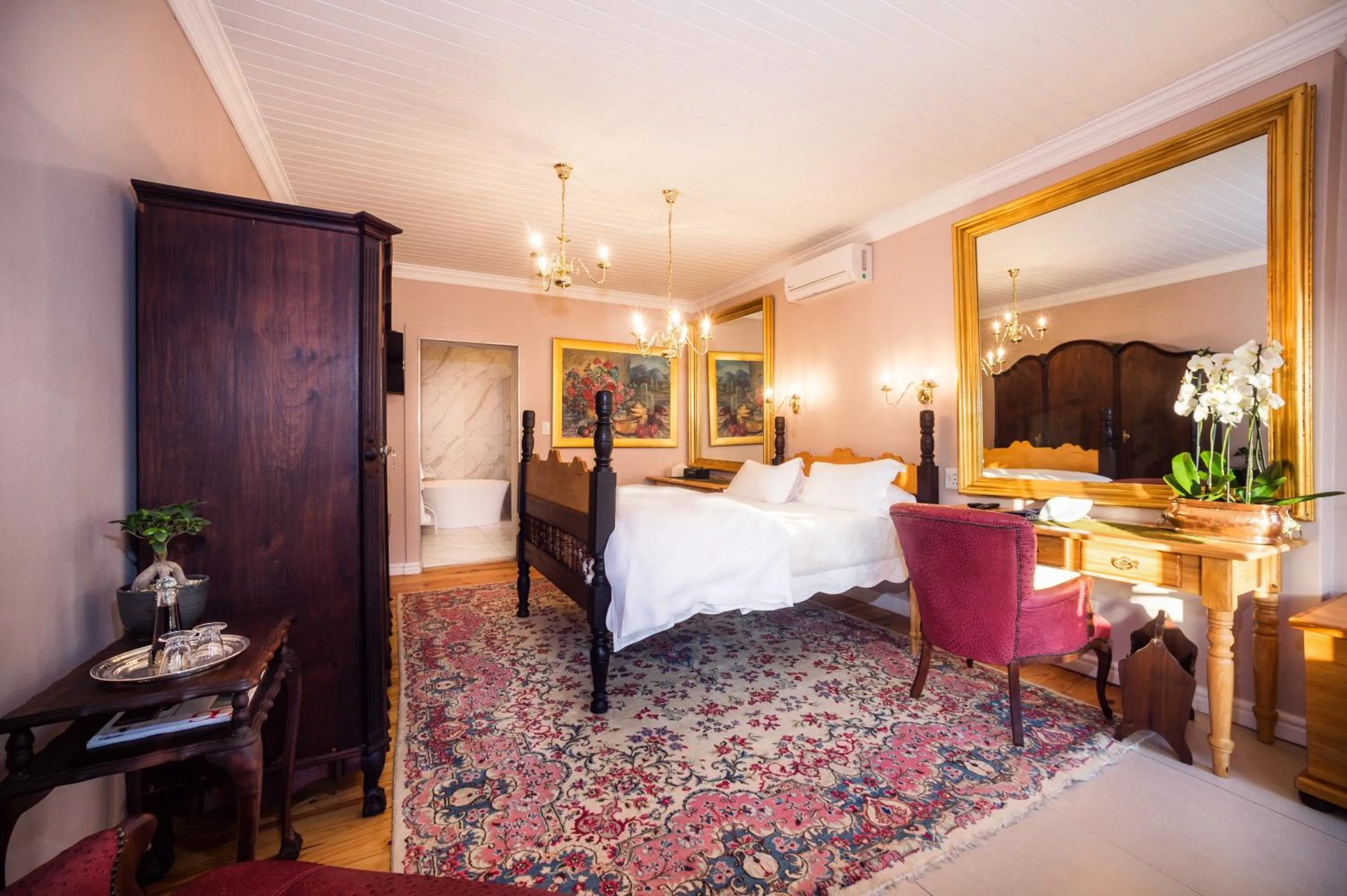 Photo of the whole room, Bed in Batavia Boutique Hotel