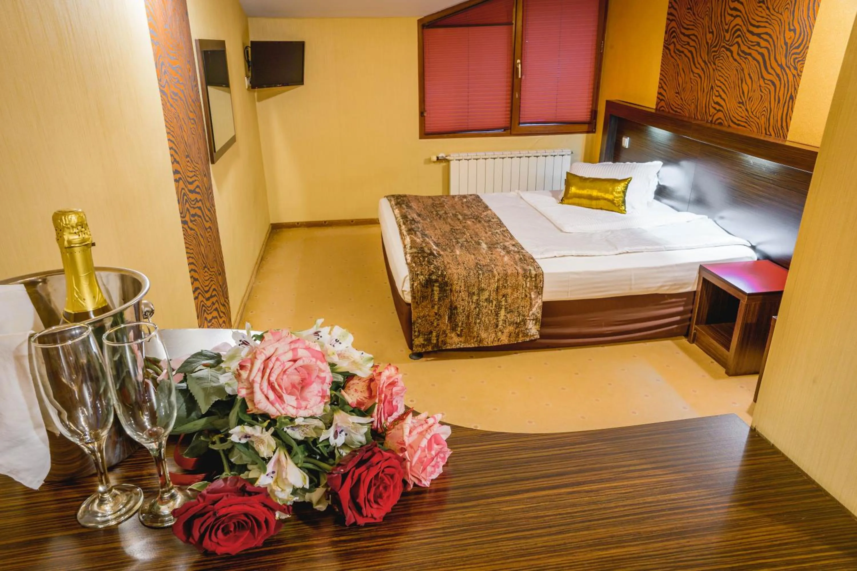 Bedroom, Bed in Eleganza Family Hotel - Free Parking