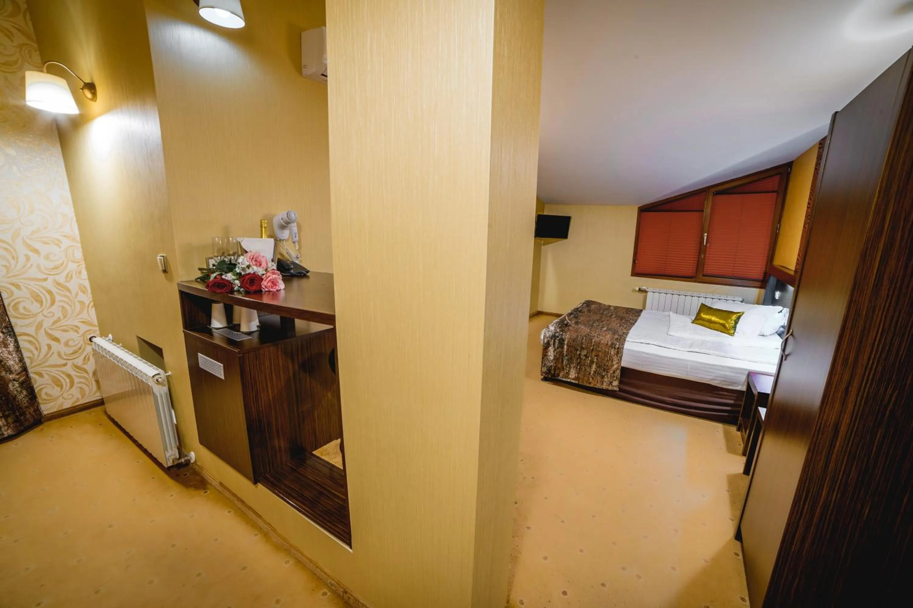 Photo of the whole room, Bed in Eleganza Family Hotel - Free Parking