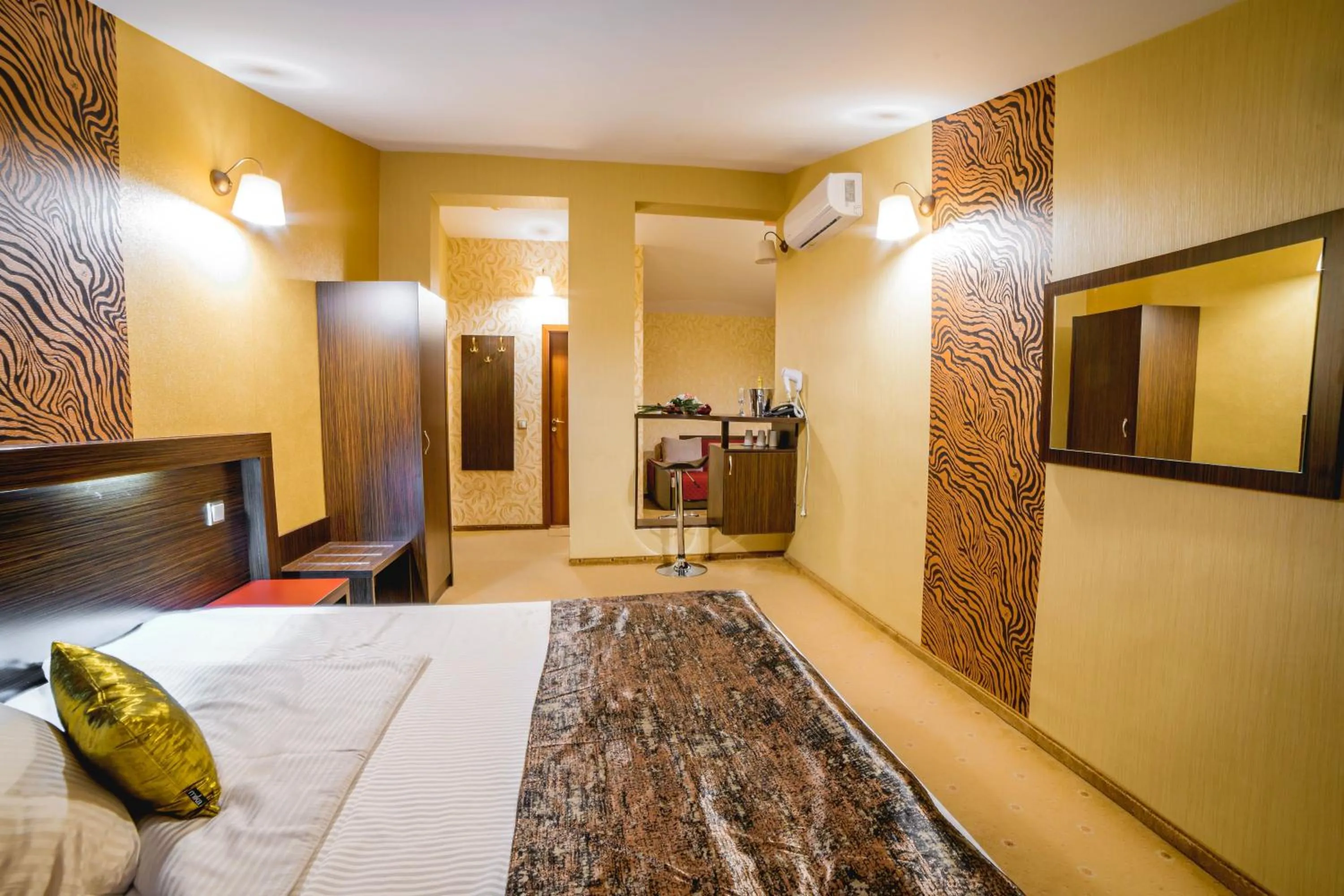 Photo of the whole room, Bed in Eleganza Family Hotel - Free Parking