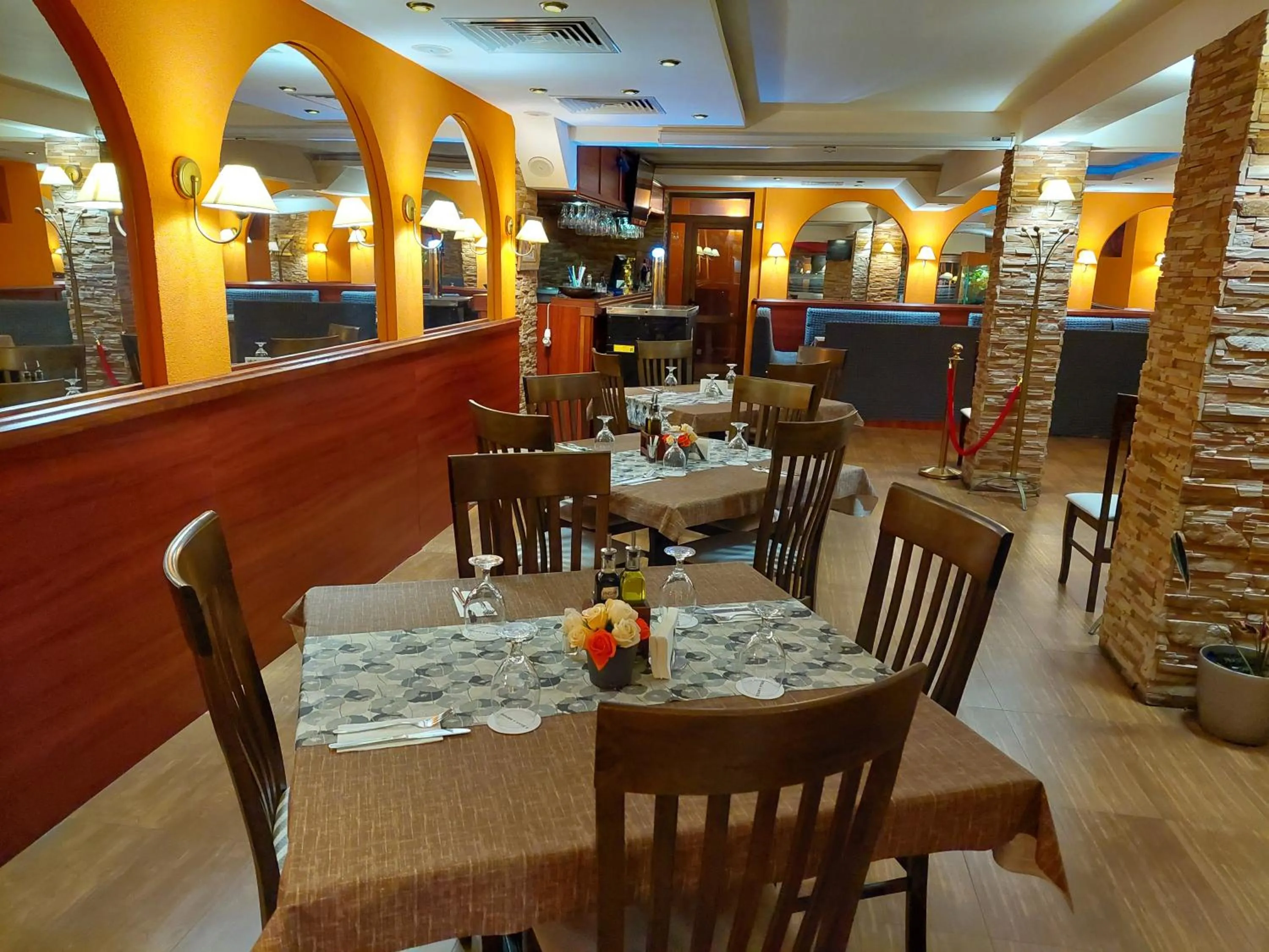 Restaurant/places to eat in Eleganza Family Hotel - Free Parking